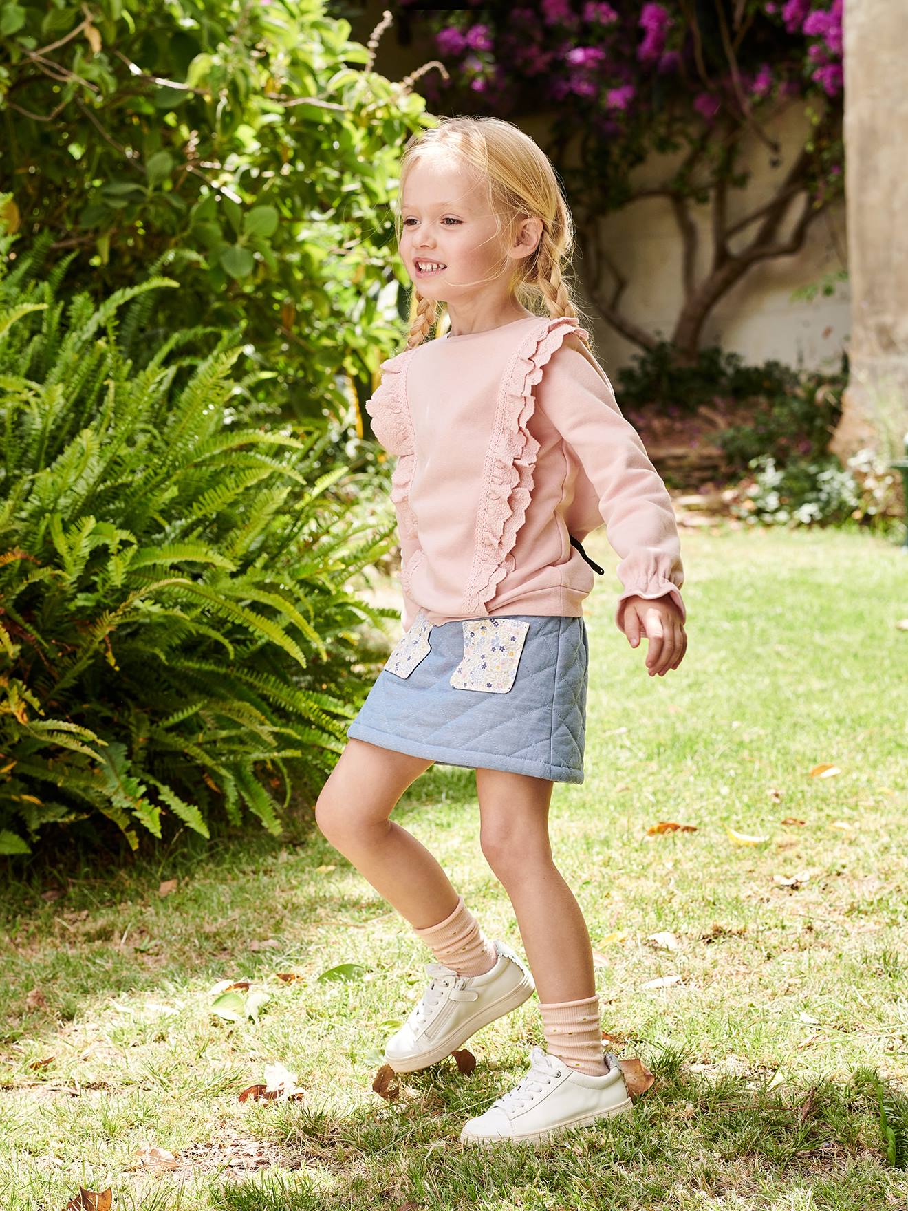 Blusa de moletom rosa claro com flores bordadas e babados para meninas.