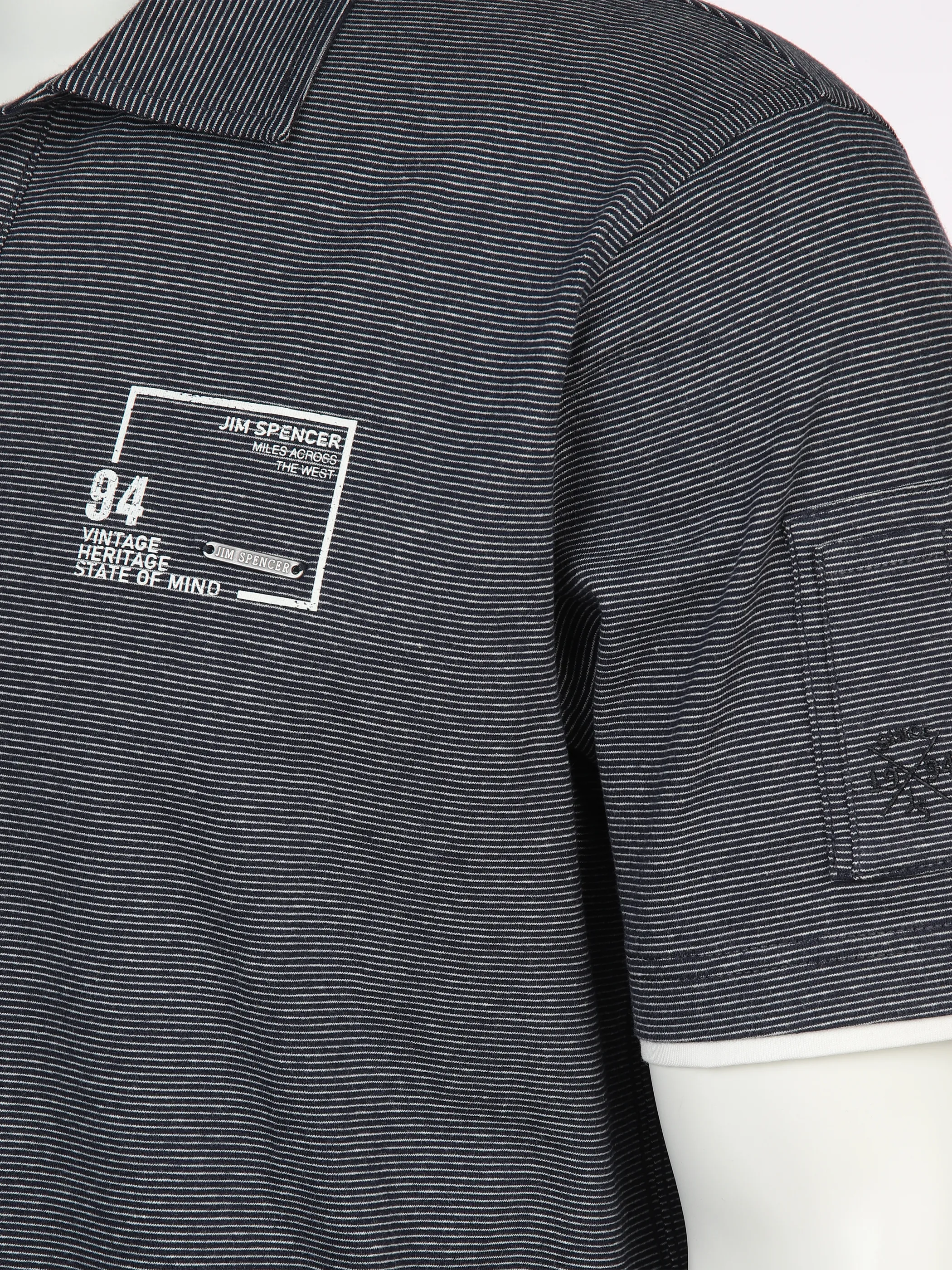 Herren Poloshirtmit feinen Linien durchzogen
