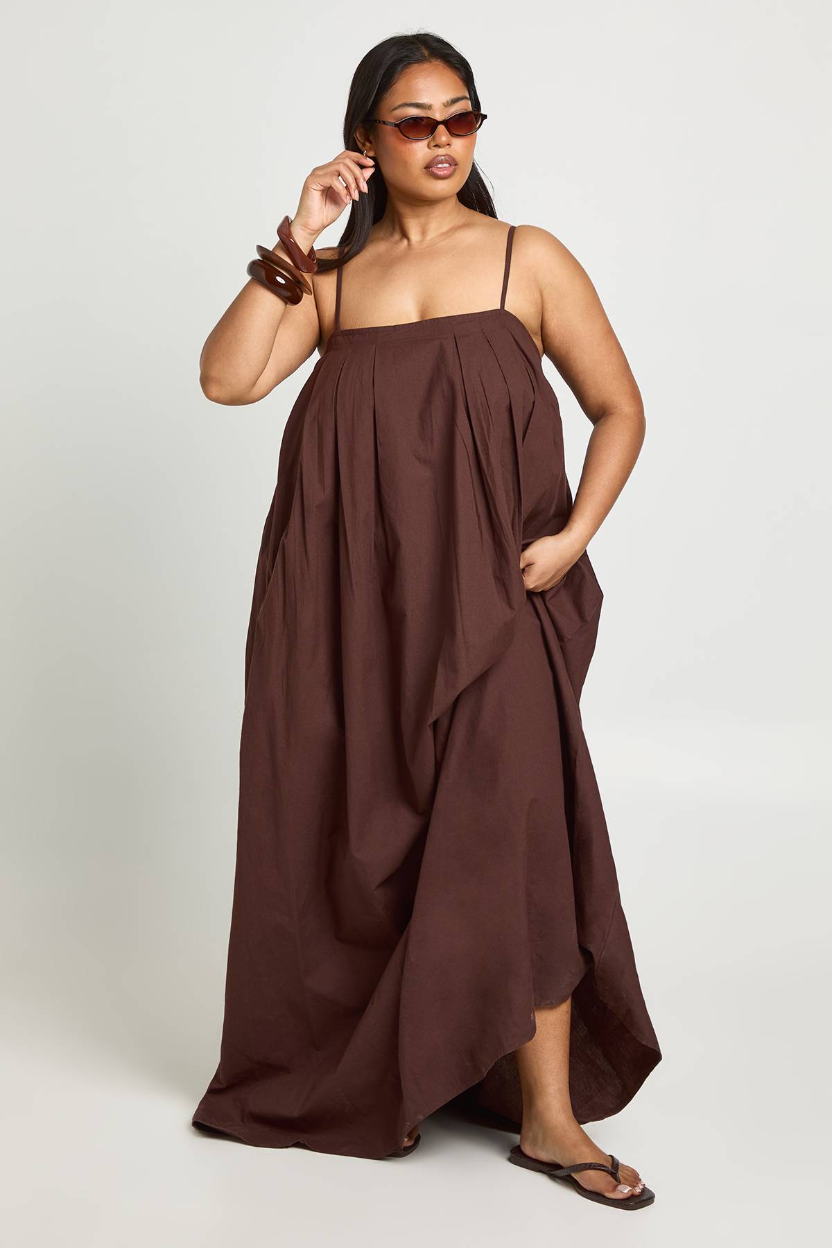 boohoo Robe Maxi Volumineuse Plissée En Popeline De Coton Grande Taille