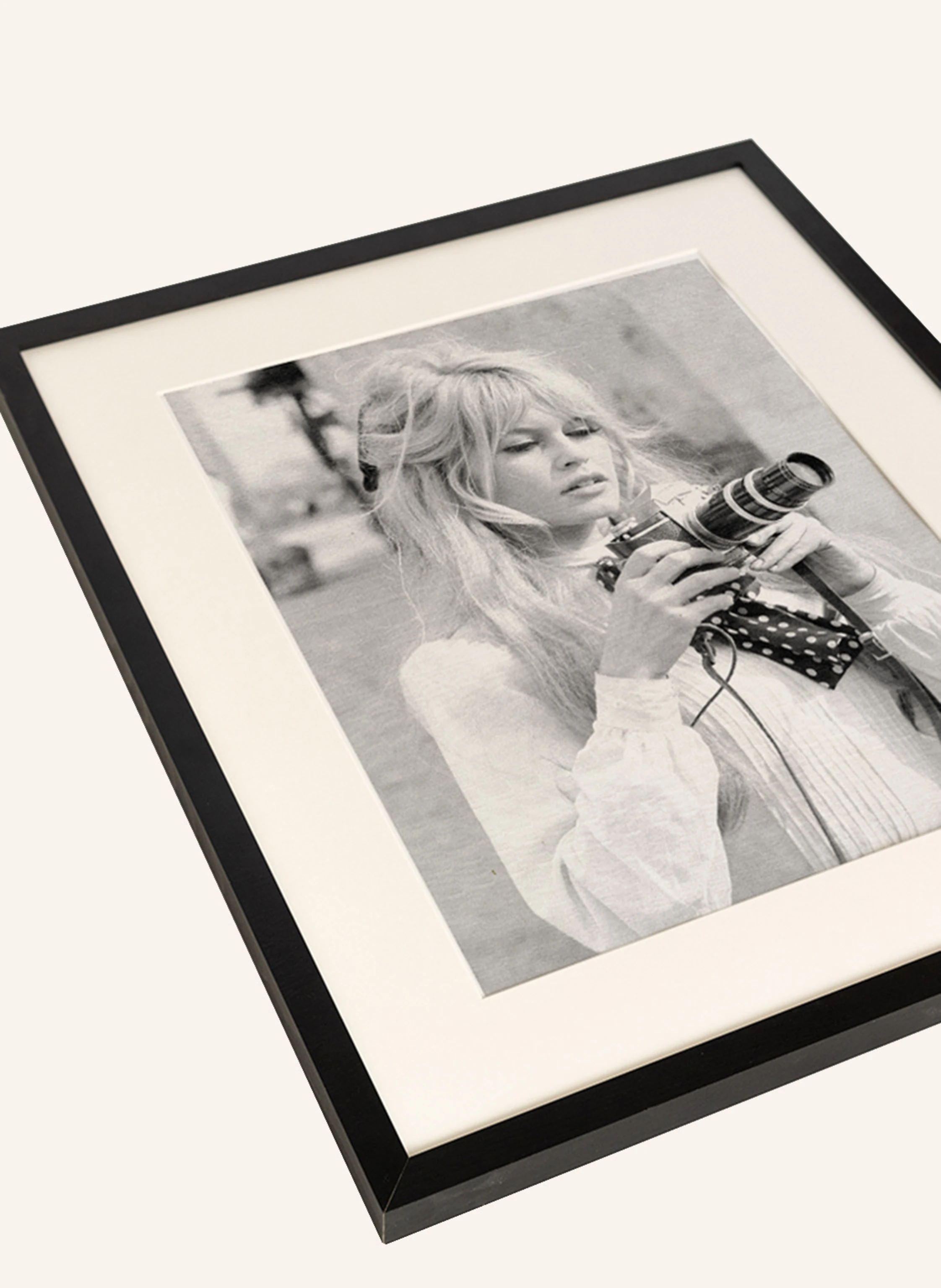 Liv Corday Wandbild BRIGITTE MIT IHRER KAMERA mit Rahmen