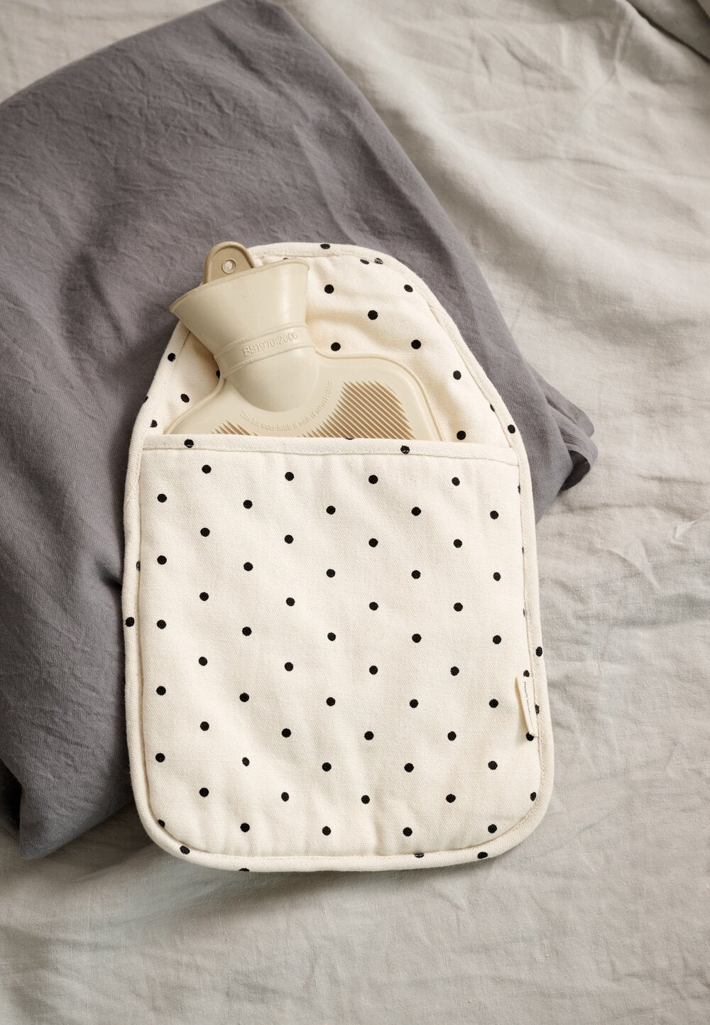 Moshi Moshi Mind  Cover til varmedunk - ecru/black dots