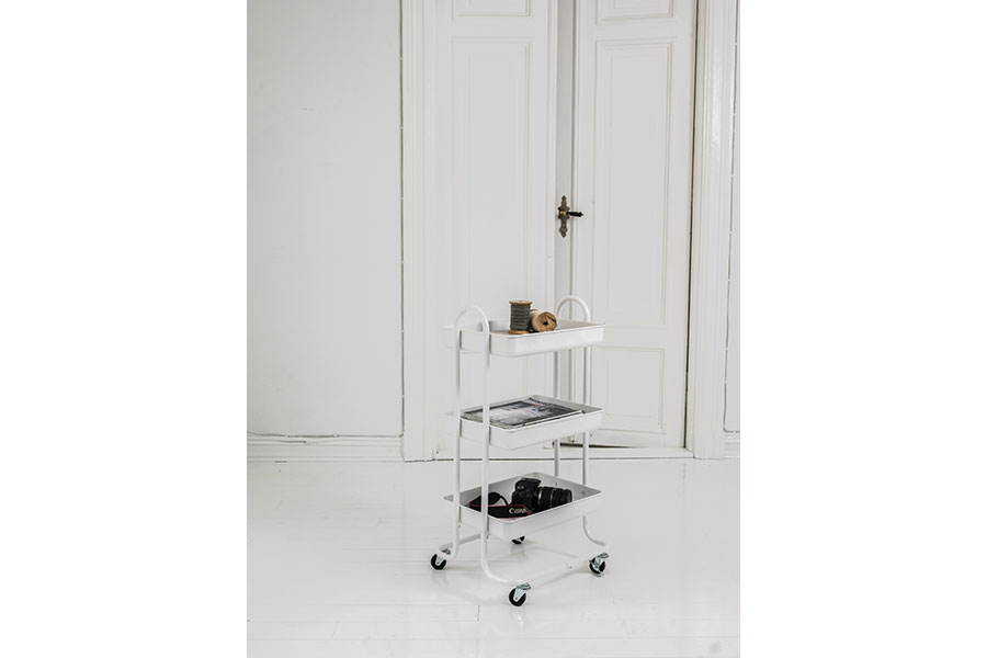 Mathilde trillebord Hvitlakkert metall. Tre hyller.