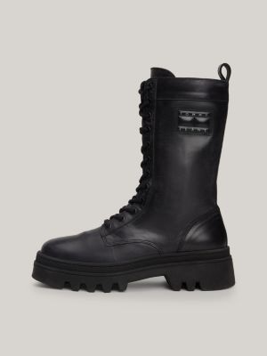 Botas de couro com travas e cadarço com emblema tonal