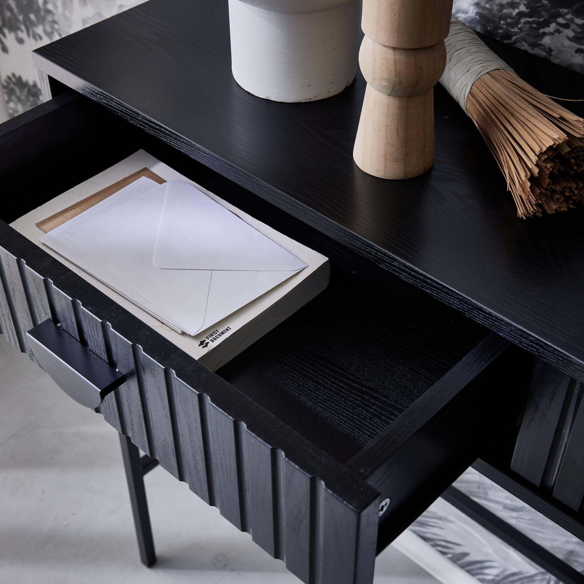 sweeek - Sidetable met 2 laden en zwart gegroefd houteffect