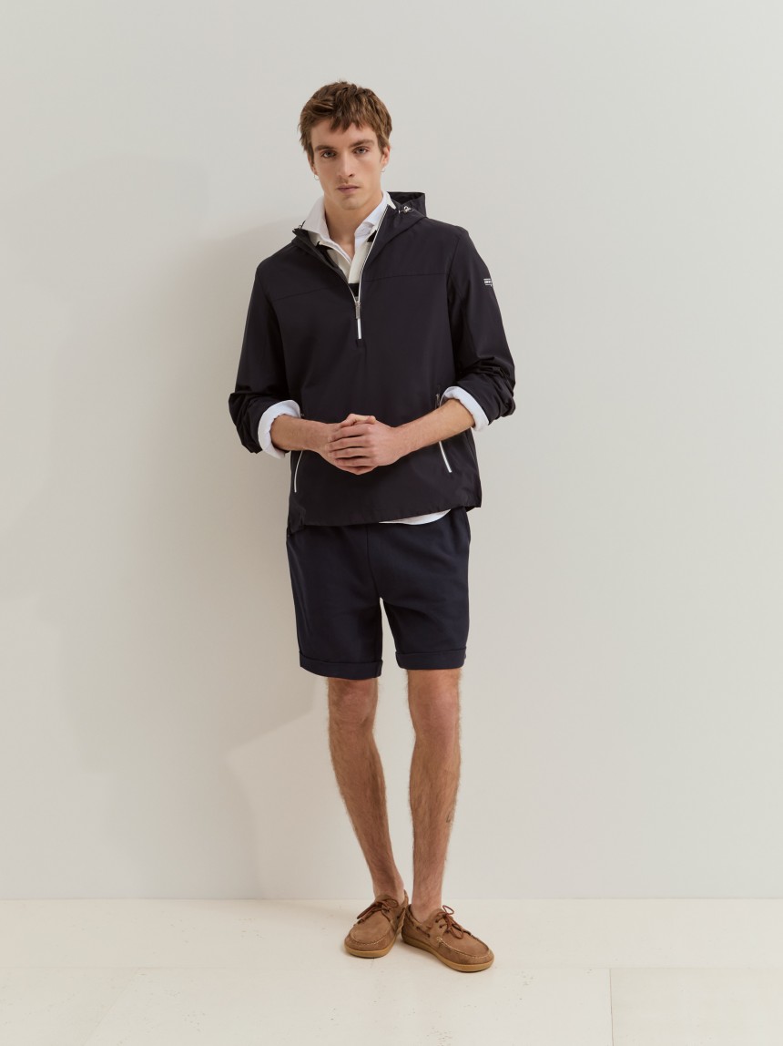 Camisola corta-vento com capuz