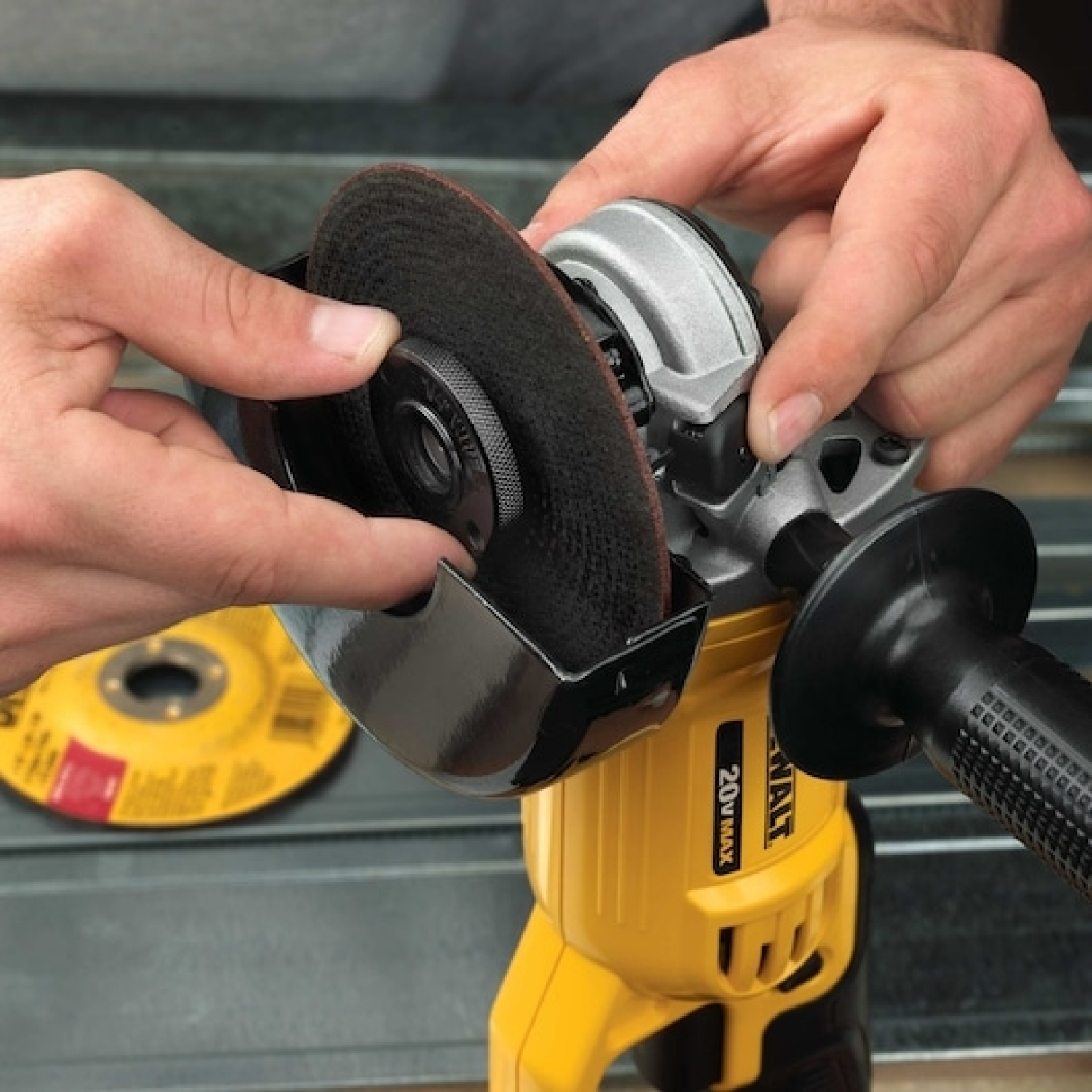 DeWALT DCG412M2 18V Li-Ion Accu haakse slijper set (2x 4.0Ah accu) in koffer - 125mm