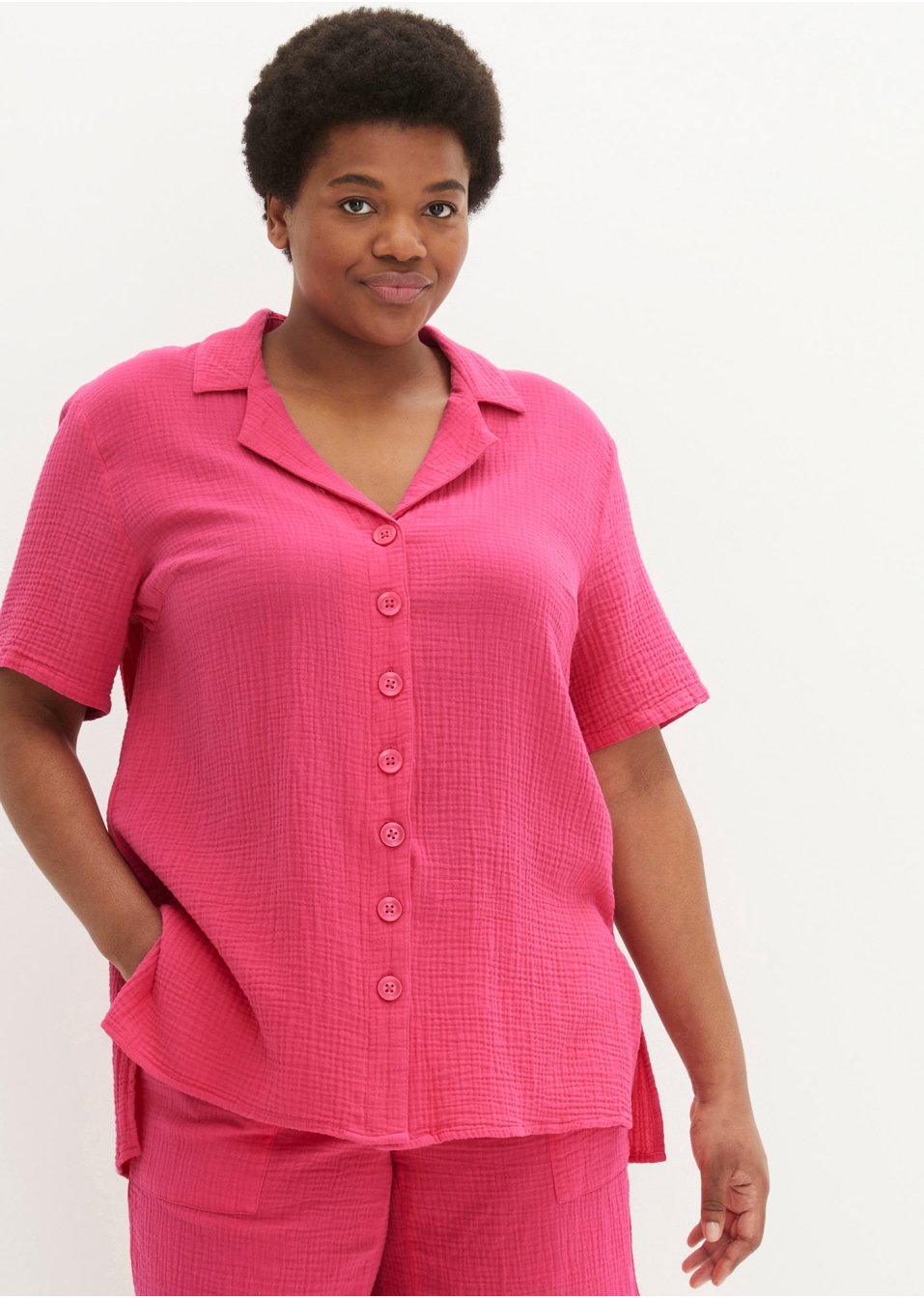Chemise longue en gaze de coton avec patte de boutonnage, manches courtes
