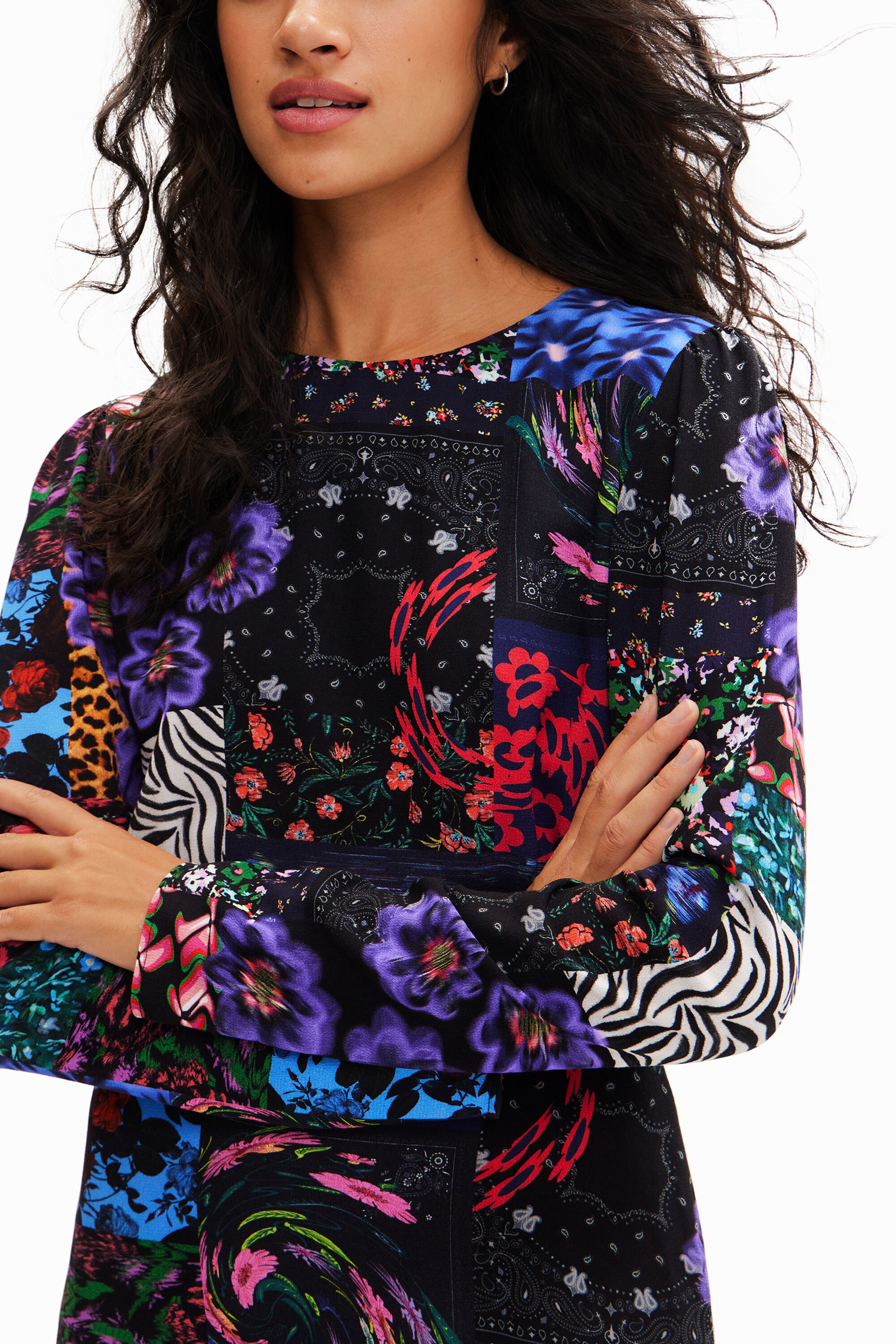 Vestido curto com detalhe recortado