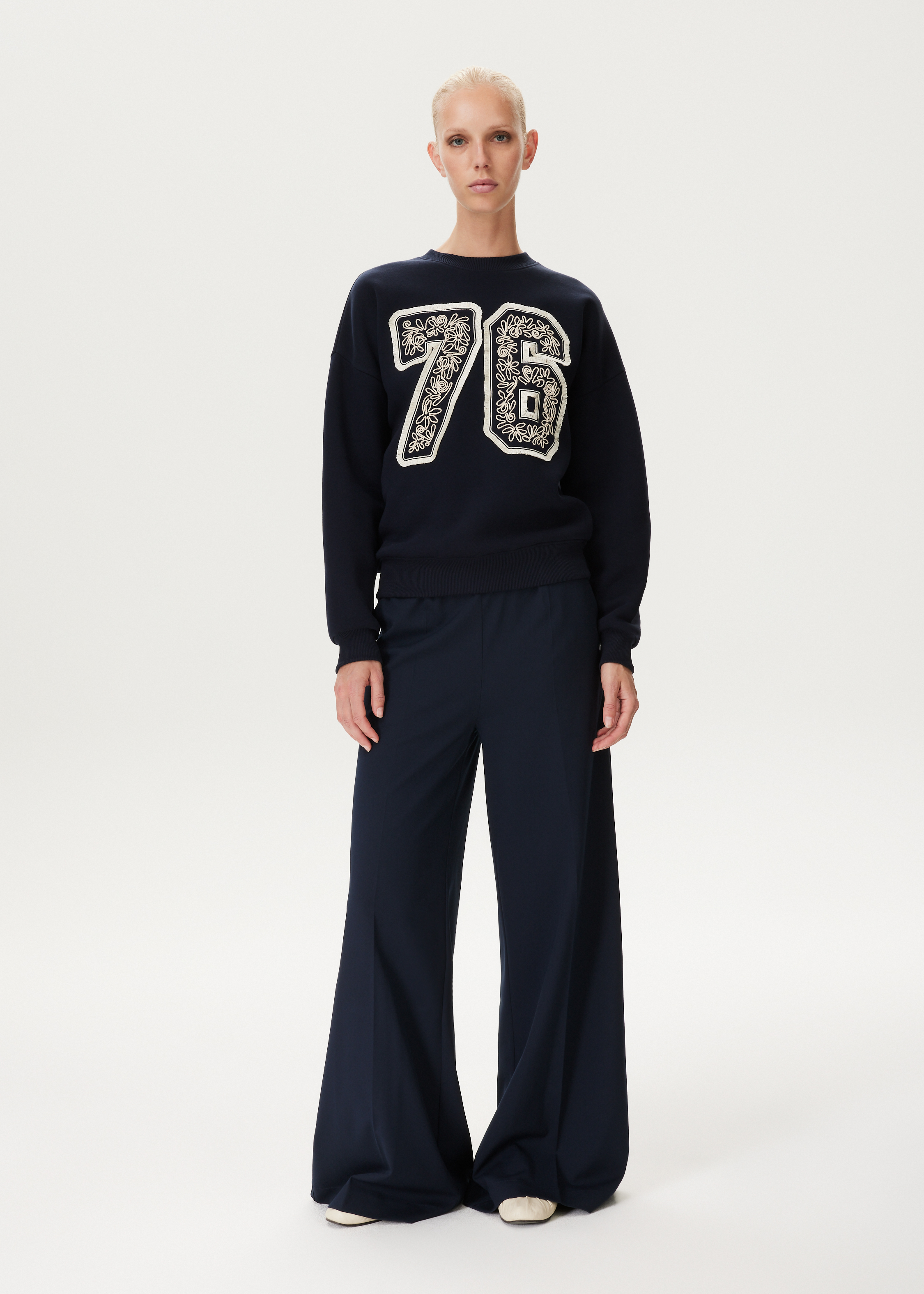 Sweater 76 met borduurwerk
