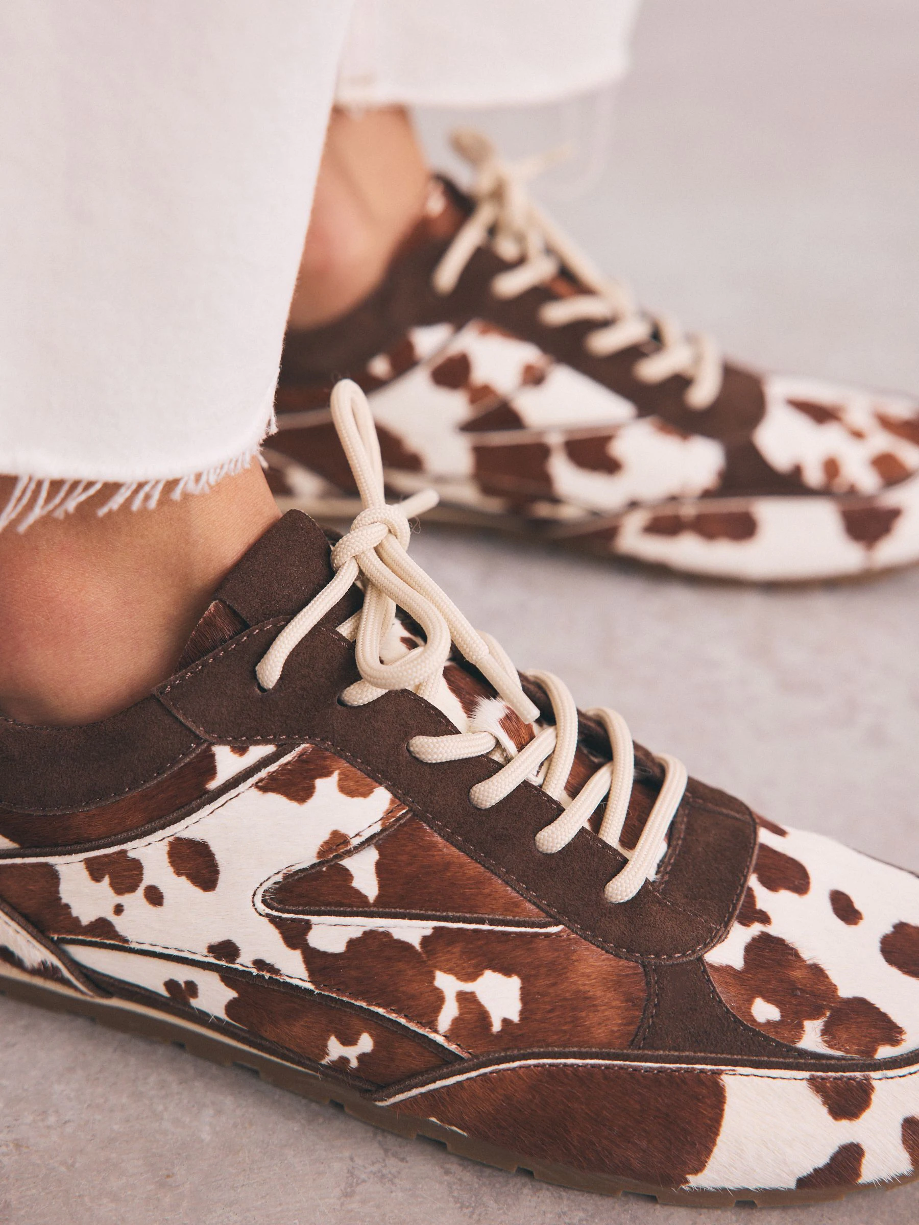 Koeienprint - Slim Premium Leren Trainers met Vetersluiting