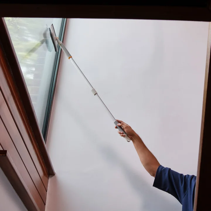 Joseph Joseph - CleanTech 2-in-1 Mikrofaser-Fensterwischer und -abzieher, stone