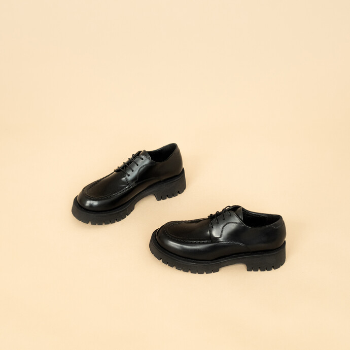 Derbies à lacets et semelles crantées  en cuir glacé noir