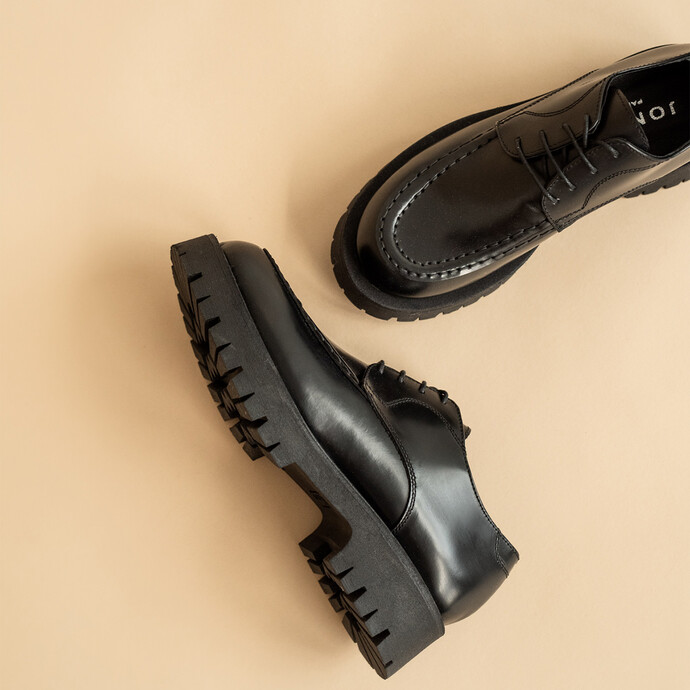 Derbies à lacets et semelles crantées  en cuir glacé noir