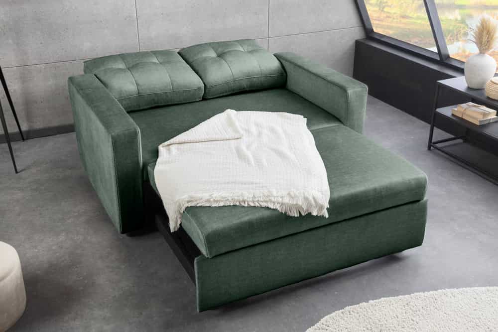 Ausziehbares Schlafsofa SMART 140cm moosgrün Vogue Velours Samt 2-Sitzer Nosagfederung