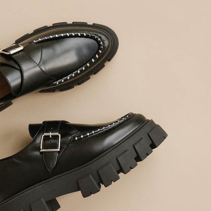 Mocassins à semelles crantées et détails...  en cuir glacé noir