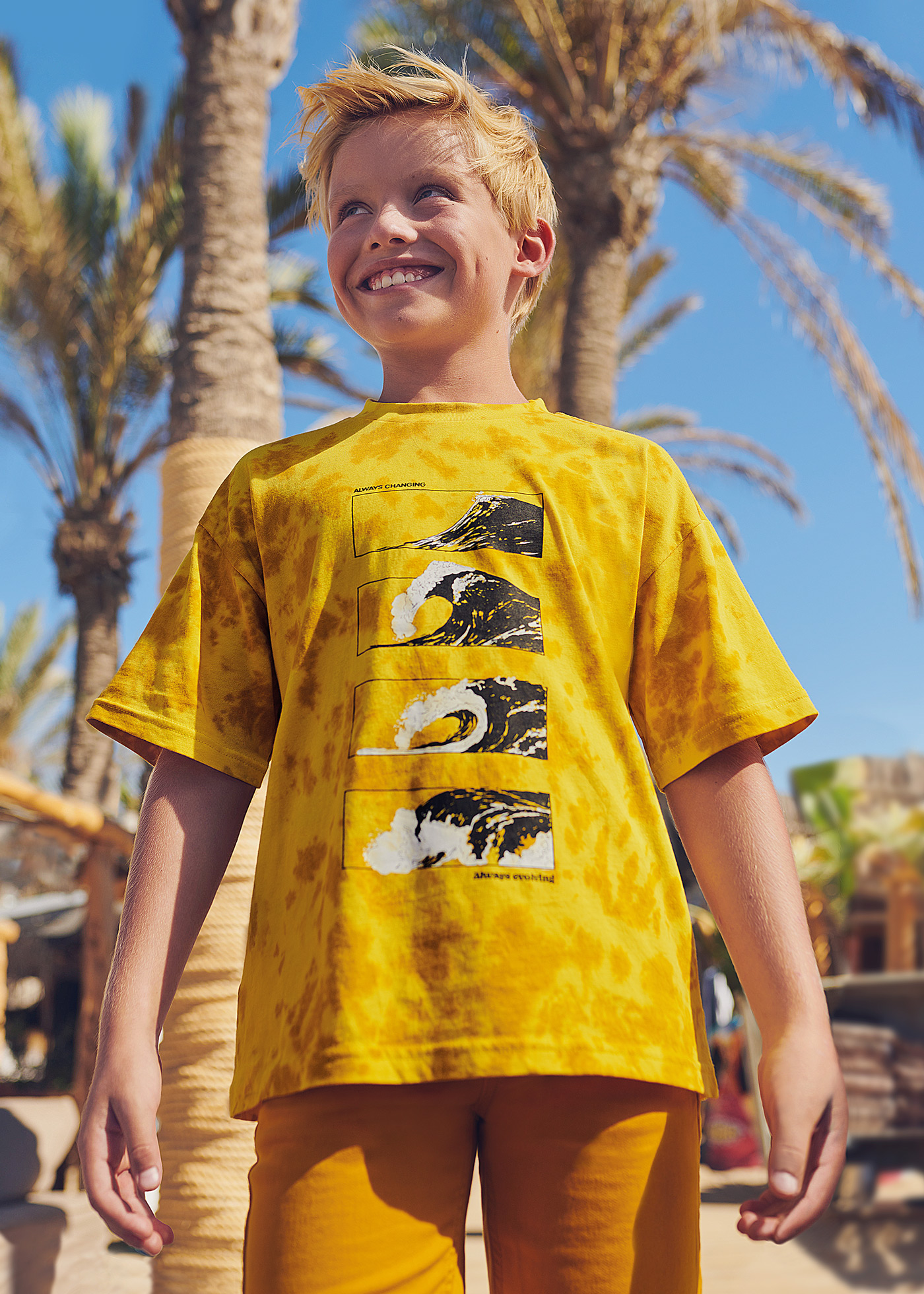 Camiseta infantil de algodão tie-dye com estampa.