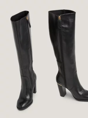 Botas de cano alto em couro com detalhes em metal