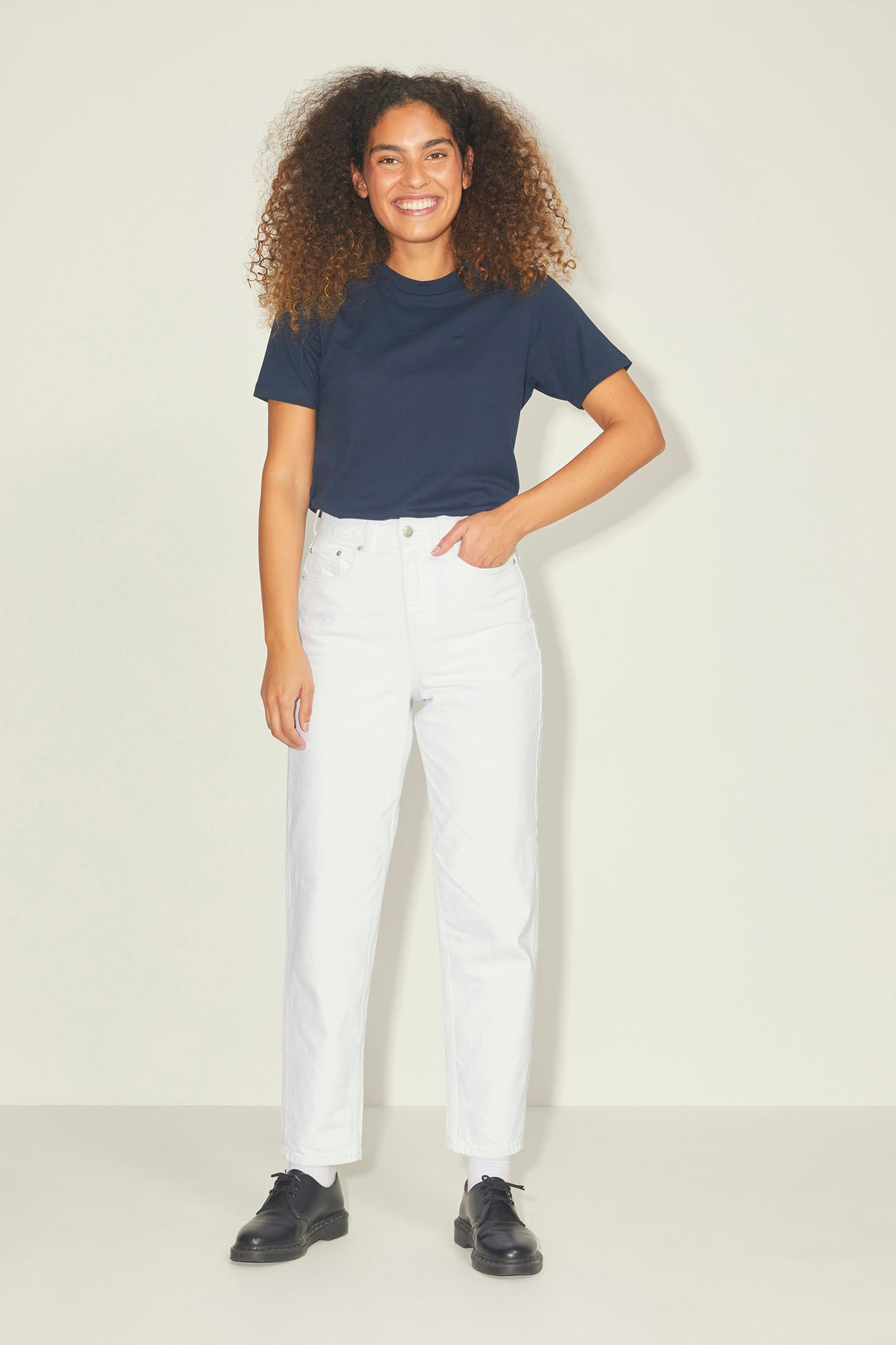 calça jeans branca estilo mom fit