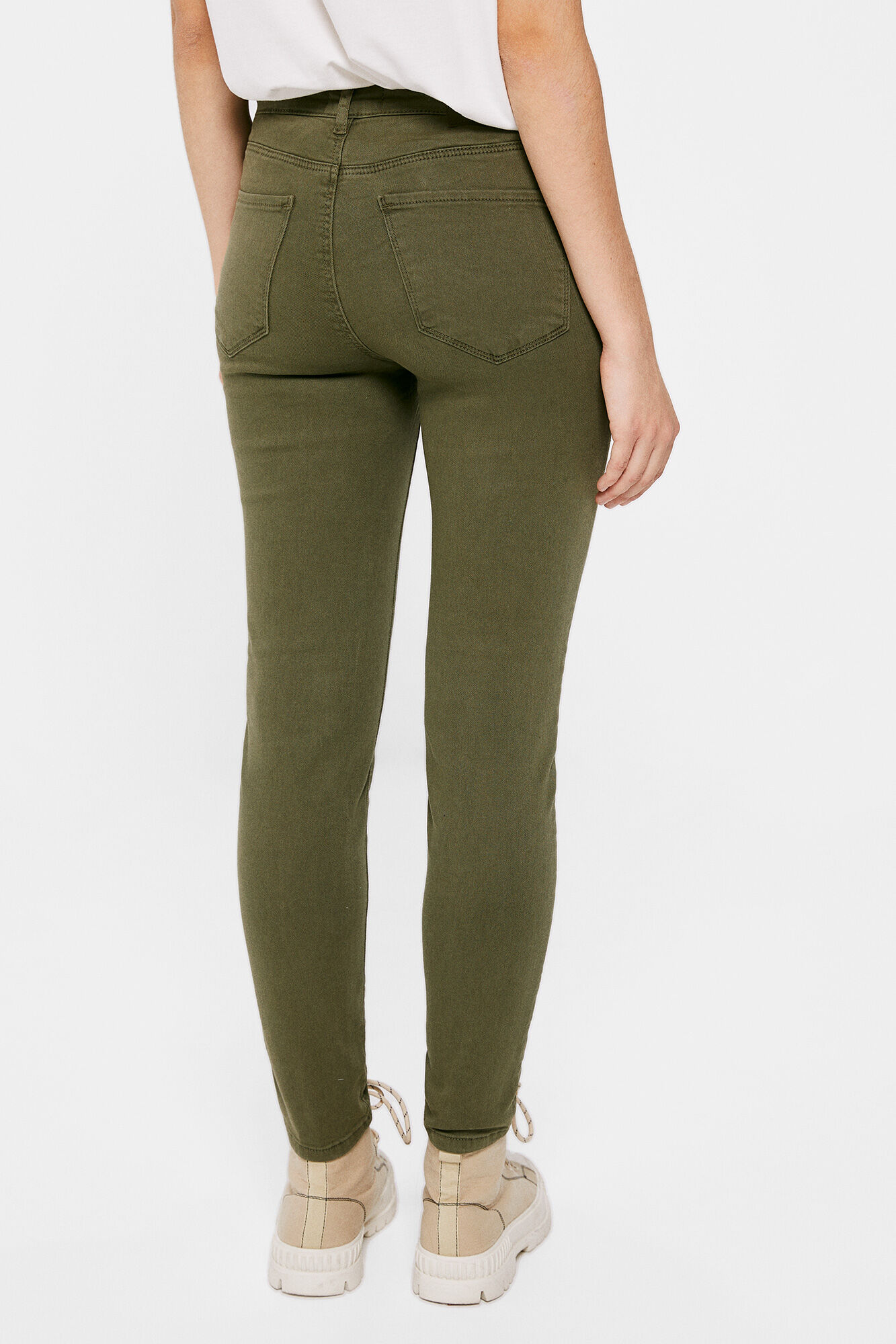 Calça jeans slim cropped tingida ecologicamente - cáqui escuro