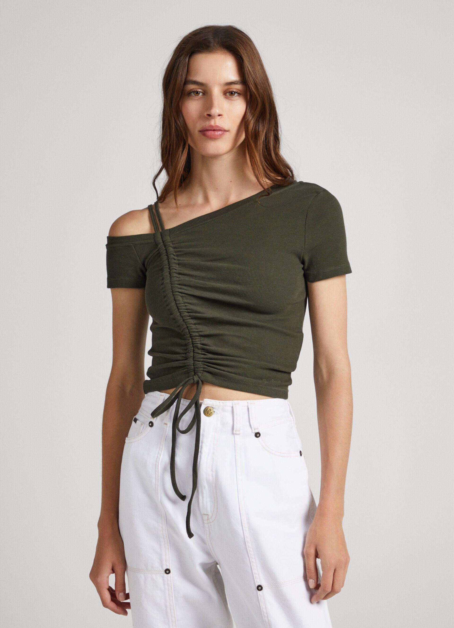 Camiseta canelada com gola assimétrica - verde-oliva