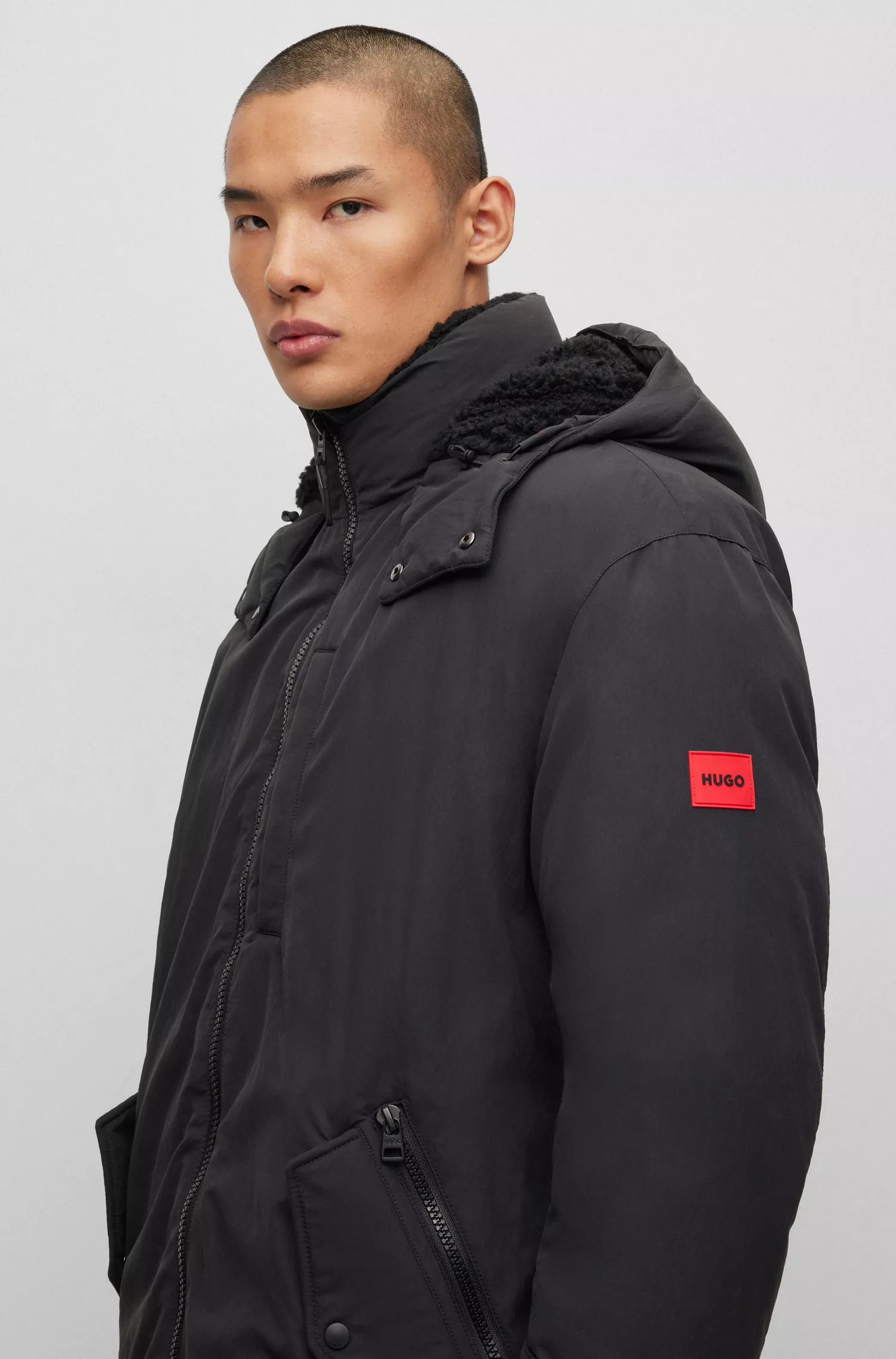 Jaqueta parka HUGO vermelha, repelente à água, com cauda de peixe e emblema com o logotipo.