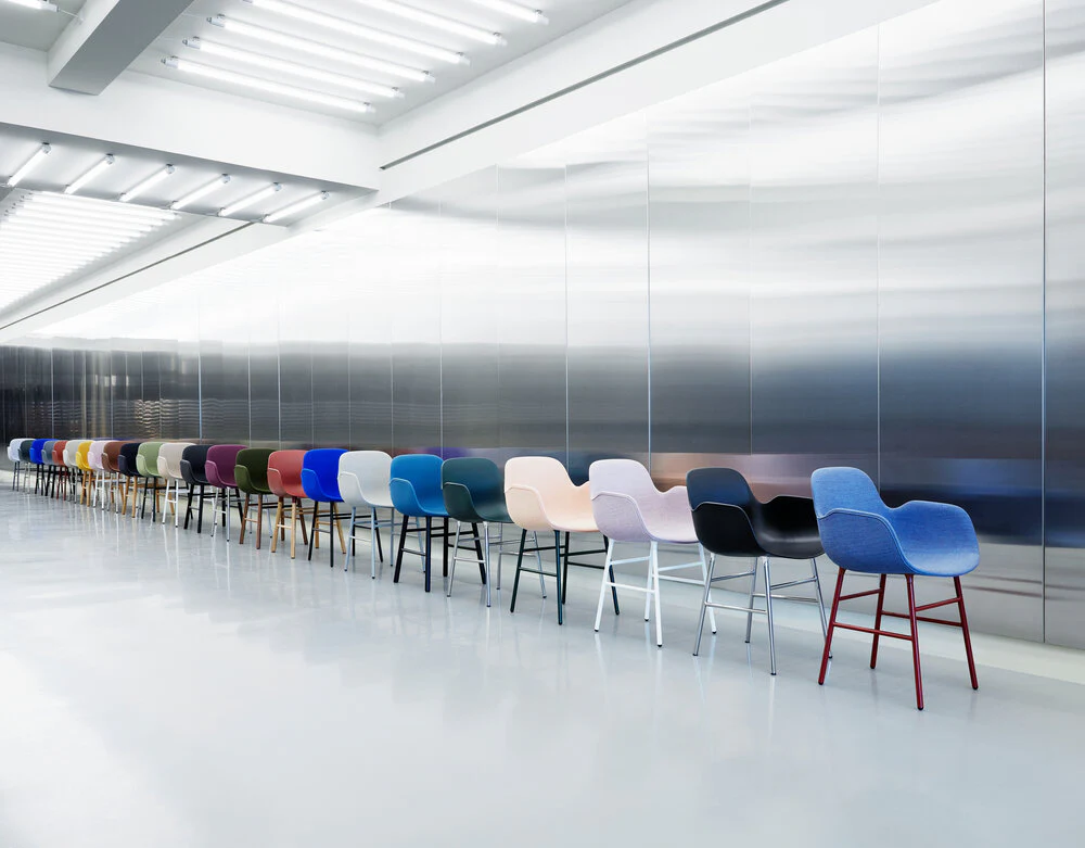 Normann Copenhagen  Form chair med armlæn i  chrome/grå