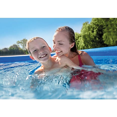 Pool med pumpe 5.600 liter