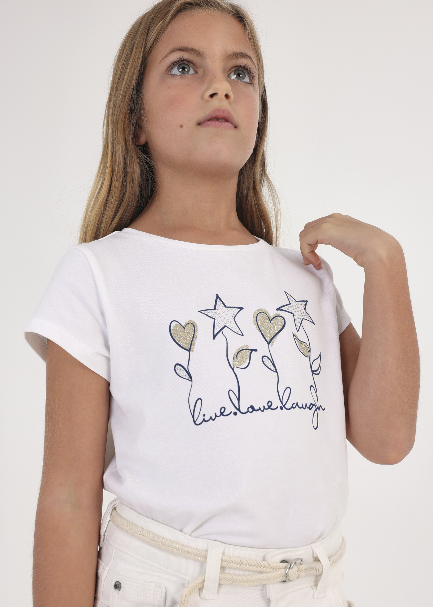 Camiseta de manga curta para meninas, feita de algodão sustentável.