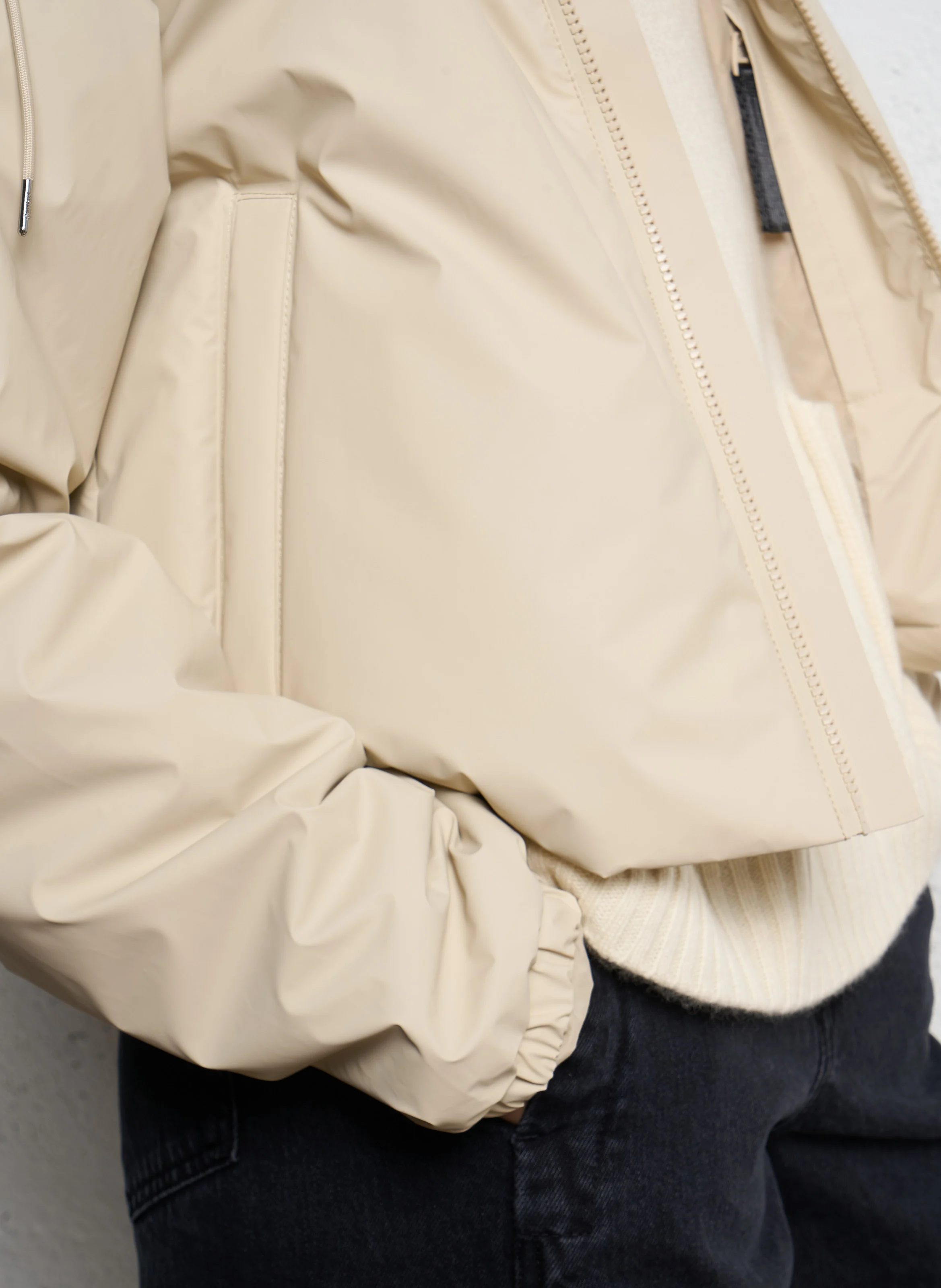 Imperméable court droit col montant à capuche | Beige