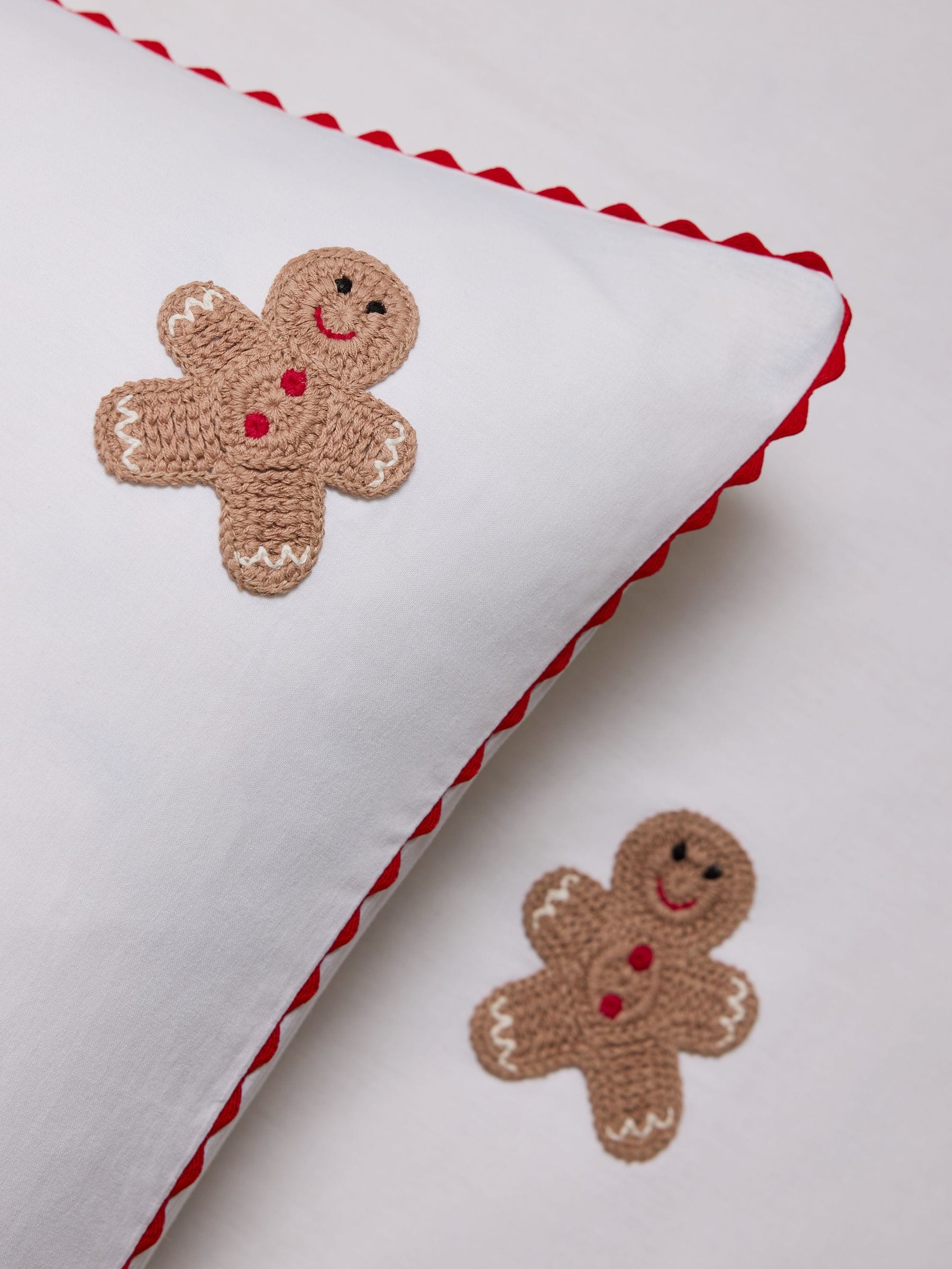 Katoenen dekbedovertrek- en kussensloopset met gehaakte kerstpeperkoekprint