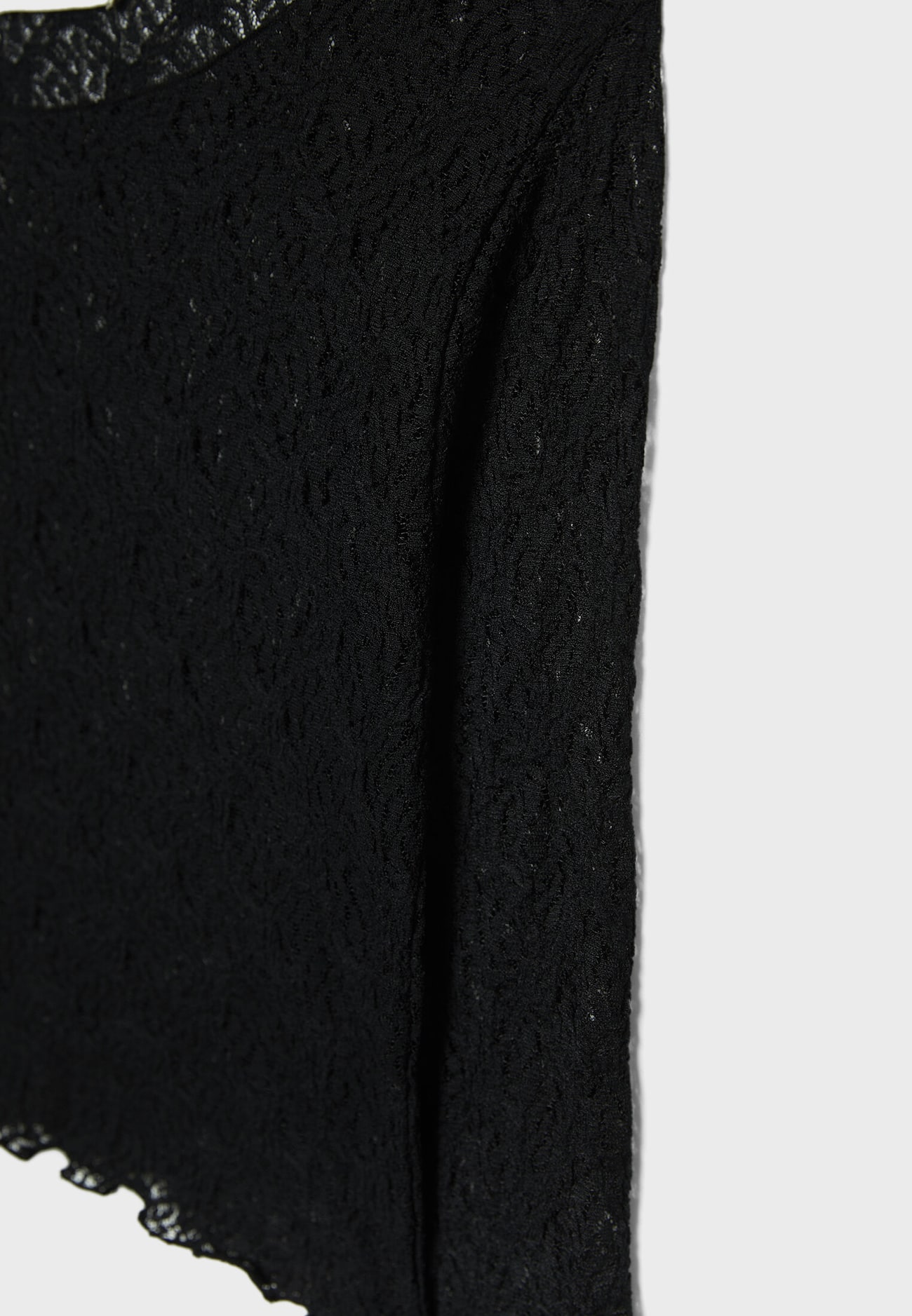 Blusa branca de renda com mangas flare