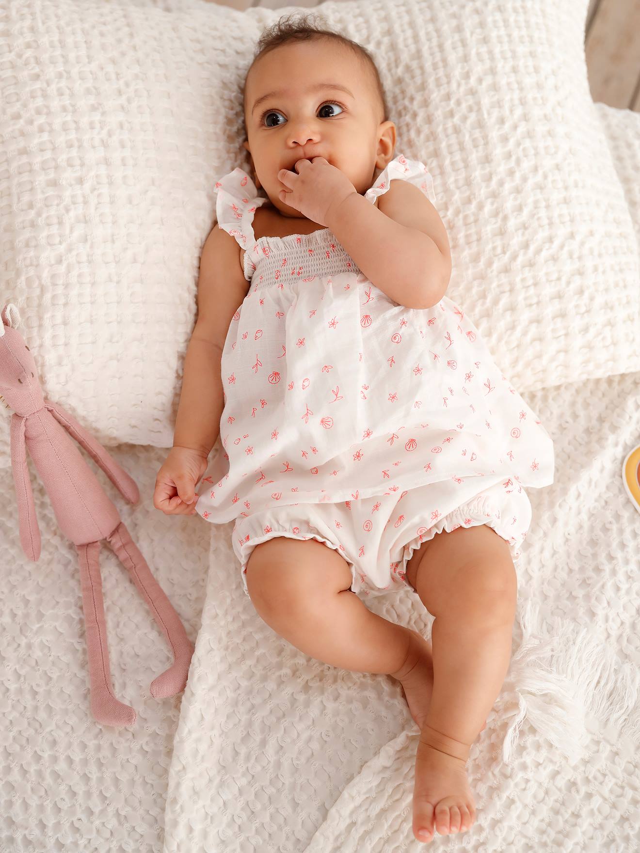Roupa de bebê: vestido e calcinha de cor crua