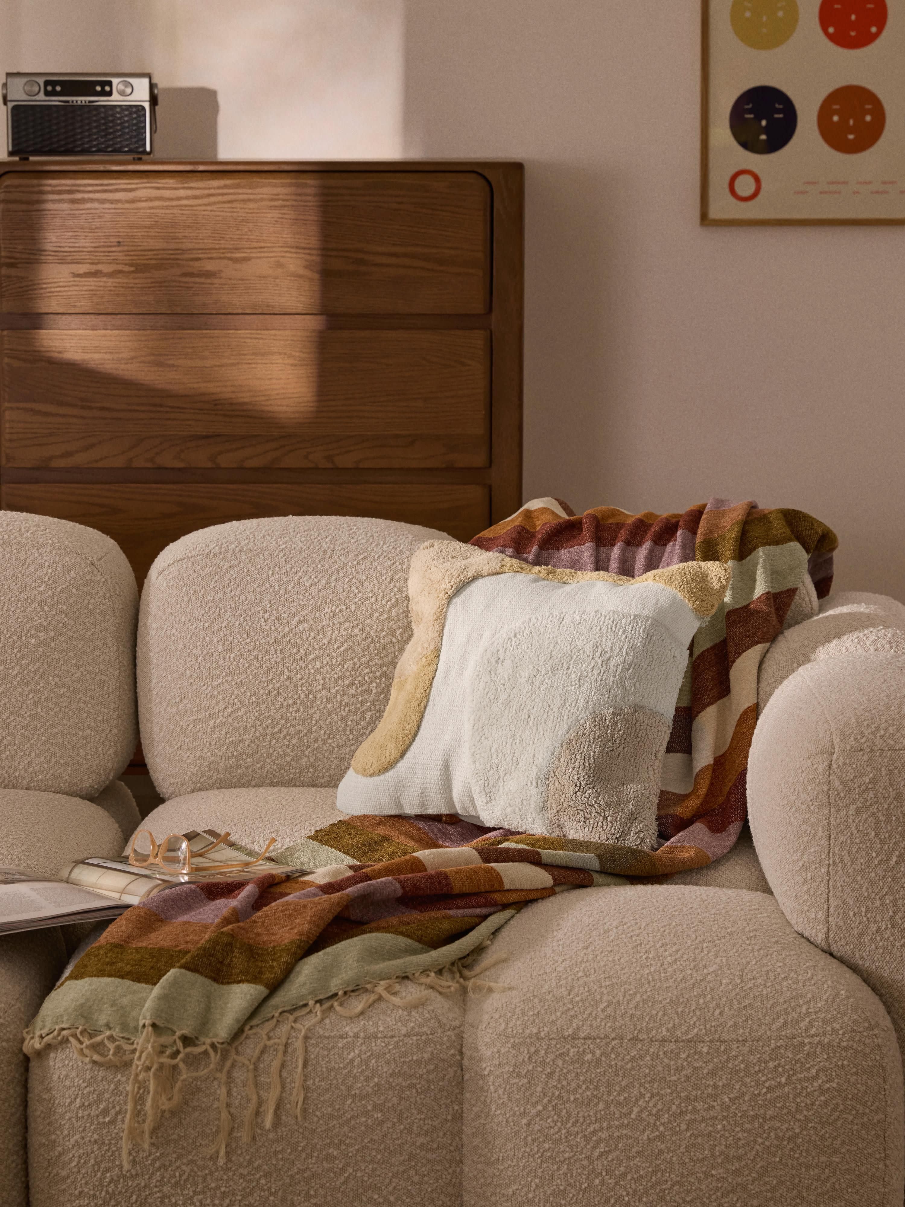Handgetufte kussenhoes Malu met decoraties