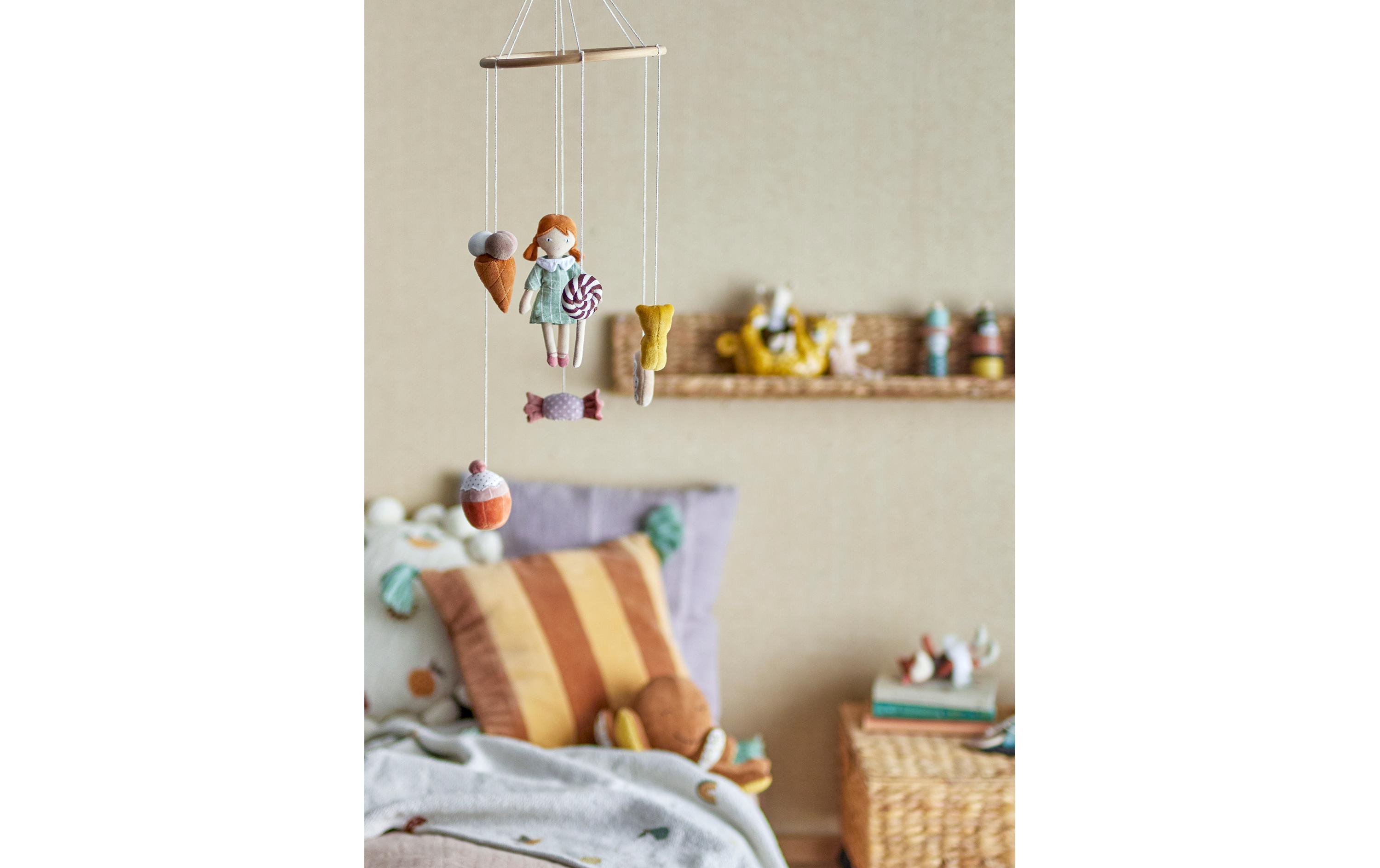 Mobile Rosana 20.5 x 50 cm, BraunMobile mit einem kleinen Mädchen und leckeren Bonbonstücken