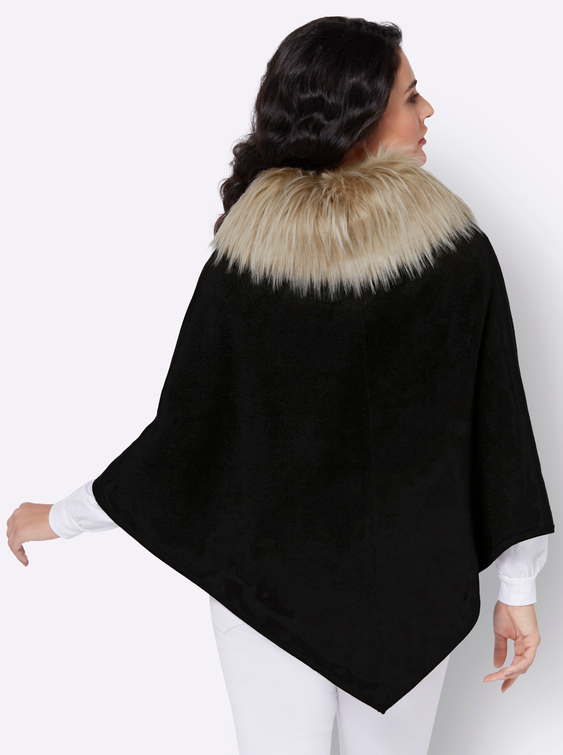 Strickponcho in schwarz