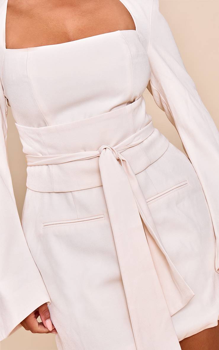Crème Robe Mini Cintrée À Cœur Avec Ceinture Shape