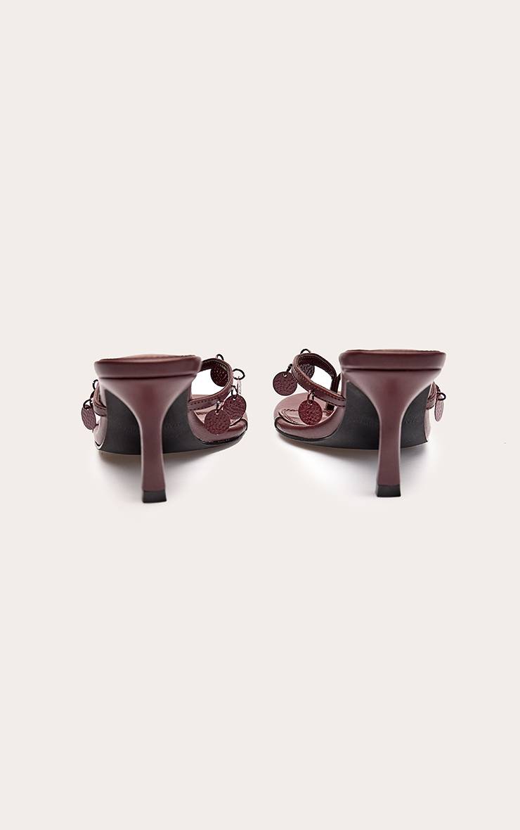 Rouge Bordeaux Mules À Talons Avec Bride Entre Les Orteils Et Détail Pendentif