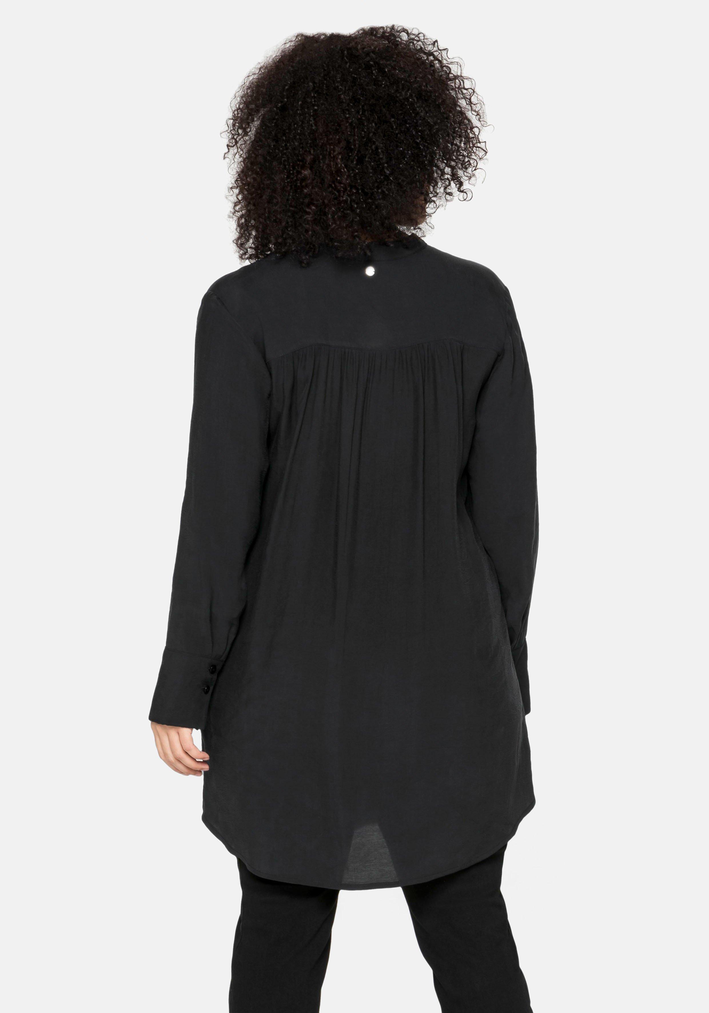 Longbluse mit Stehkragen und  Passe hinten