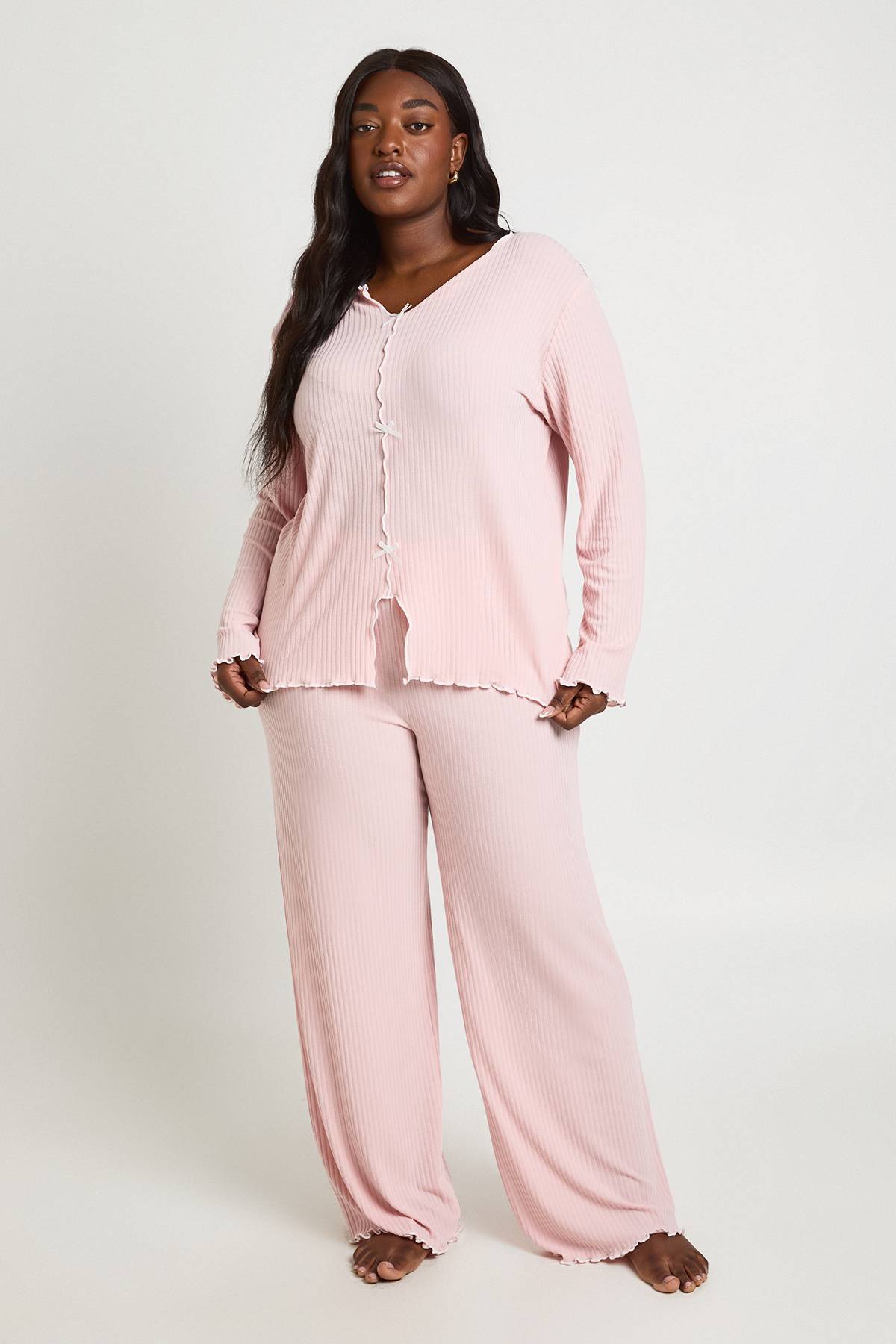 boohoo Ensemble De Pyjama Grande Taille Côtelé À Manches Longues Avec Détail Nœud