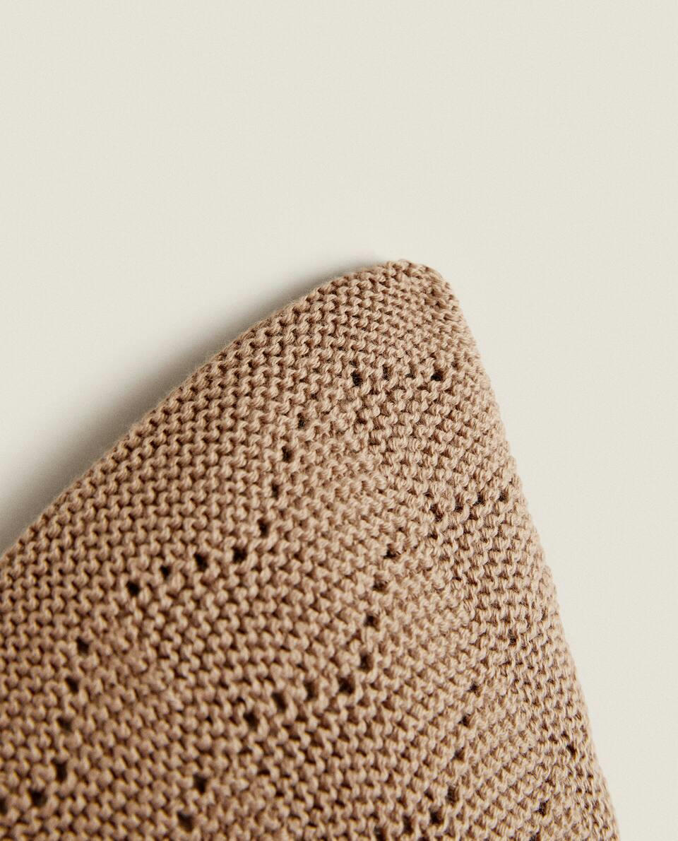 CAPÔ COM DETALHES VAZADOS