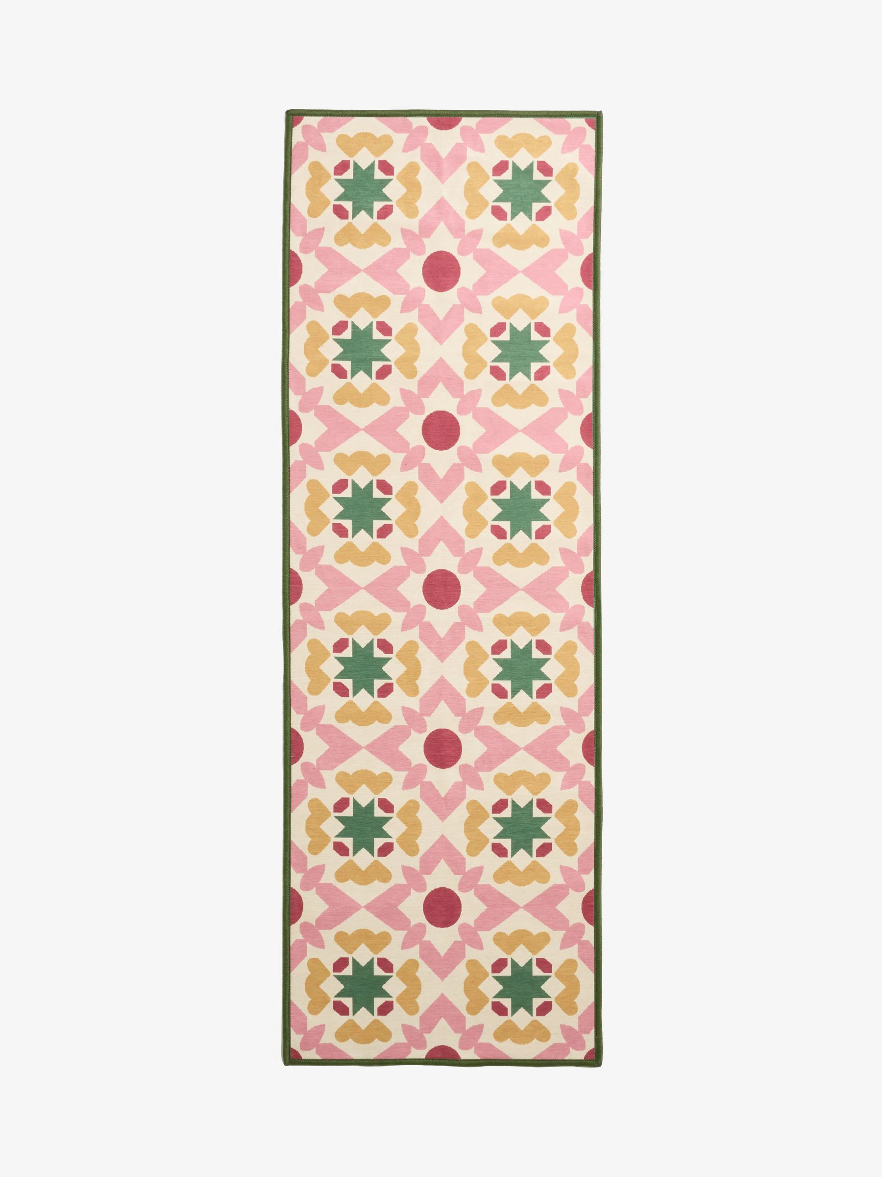 Wasbare loper met geometrische tegelprint