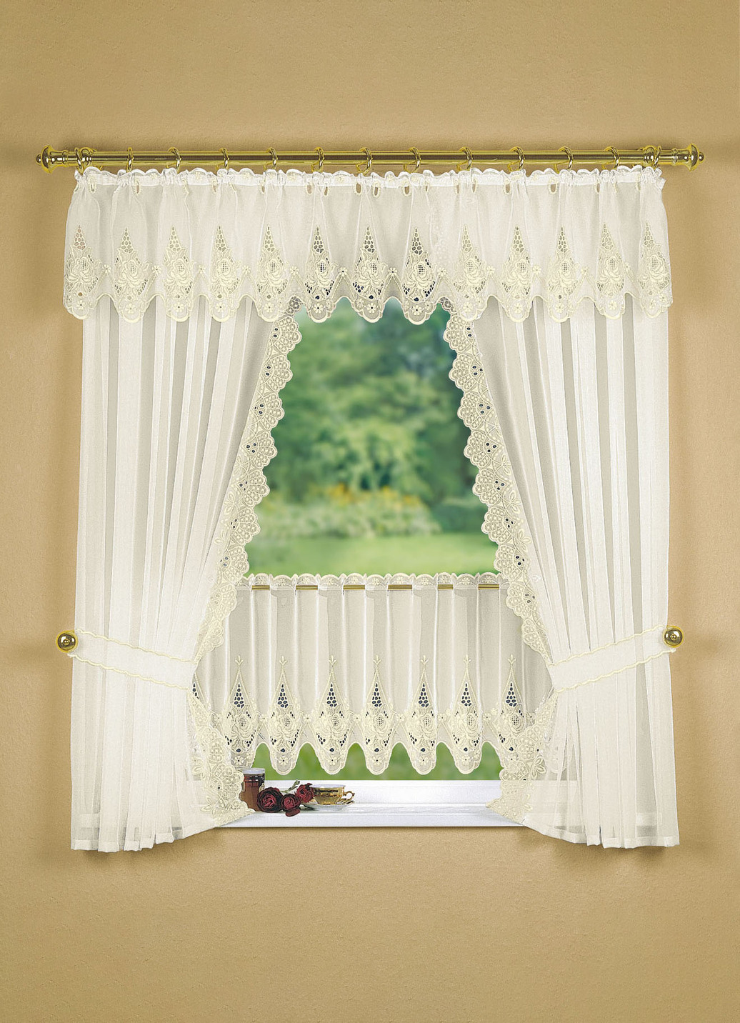Fensterdekoration mit aufwendiger Plauener Stickerei