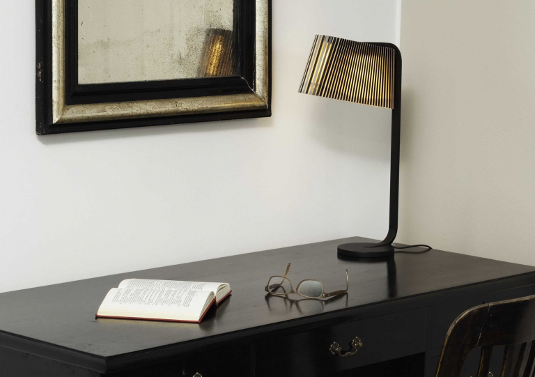 Secto Design Owalo 7020 tafellamp LED walnoot
