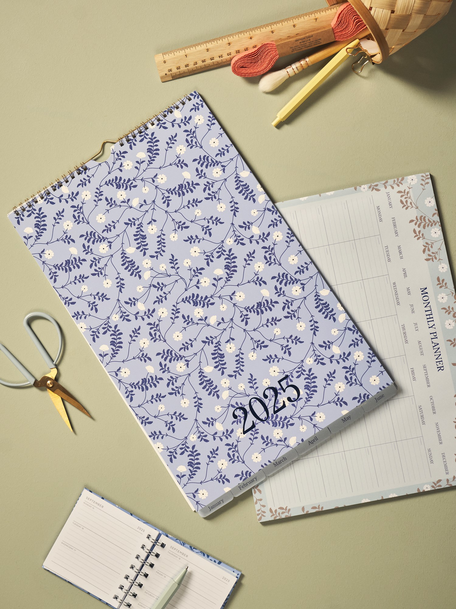 Familiekalender 2025 | Papir/metal. 40 x 26 cm. 12 ark. | Lavender, Blue