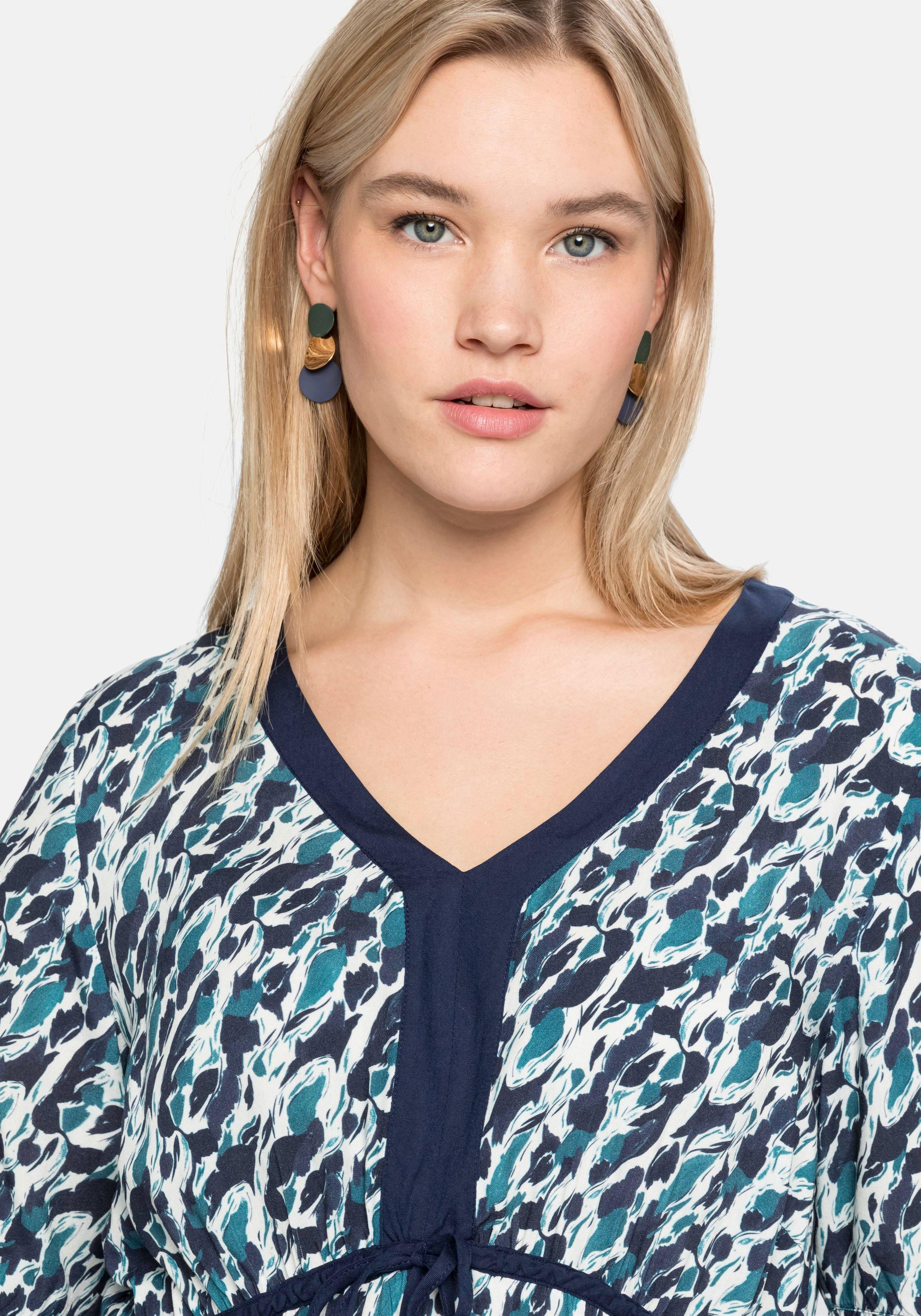 Kleid mit Alloverprint und Volantärmeln