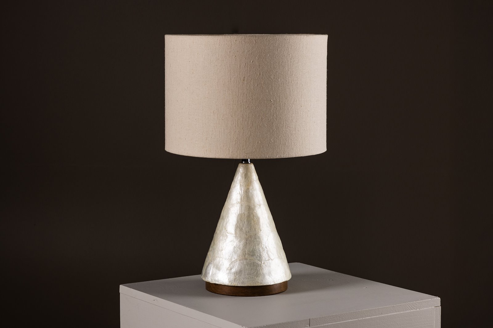 Donso bordlampe Capiz skjell fot med lampeskjerm i jute. E27
