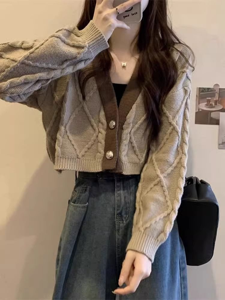 Dream Drop - V-hals contrasterende kabelgebreide crop top met knoopjes