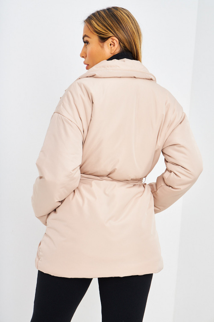 Veste mi-longue beige ceinturée