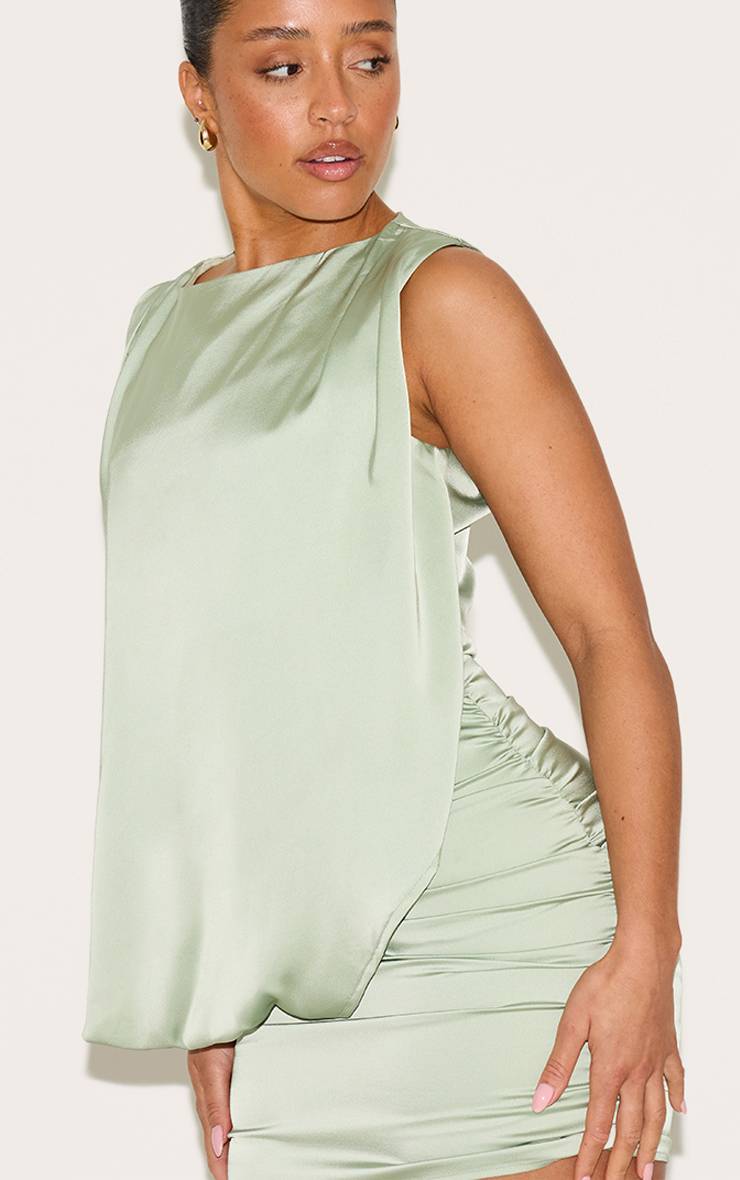 Vert Sauge Robe Moulante Mini En Satin Stretch À Encolure Bateau Avec Drapé Frontal Et Détails Froncés