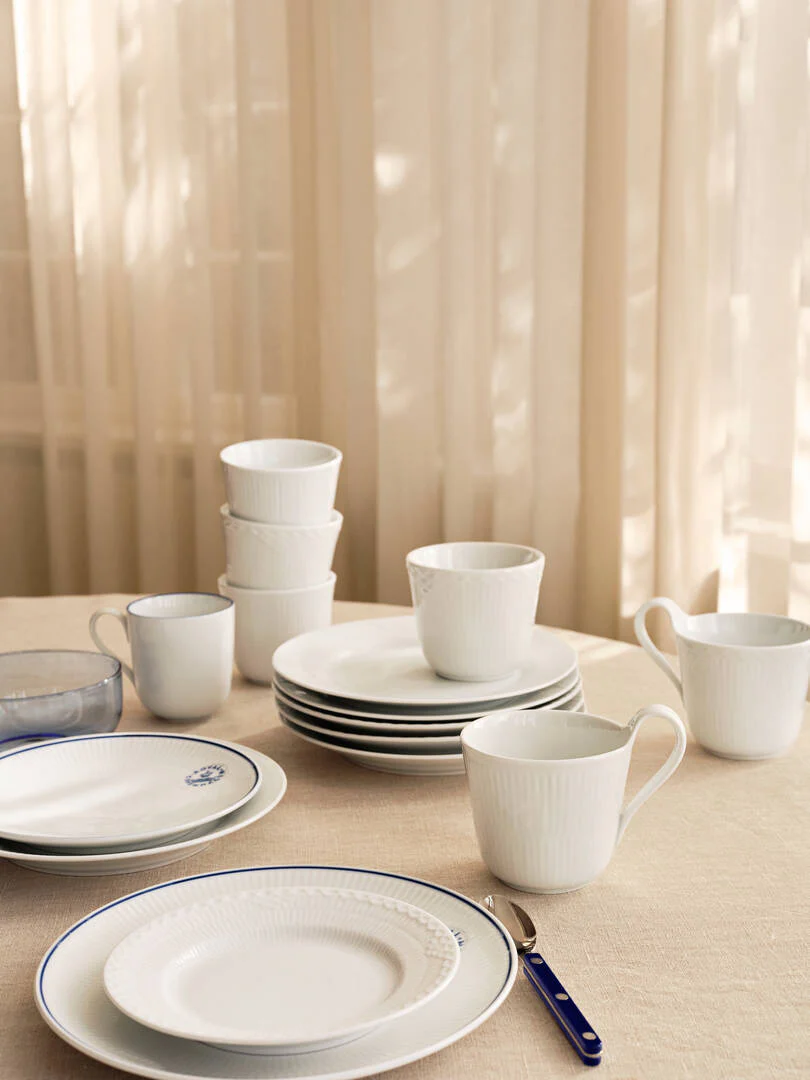 Royal Copenhagen  Hvid riflet højhankskop - 33 cl.